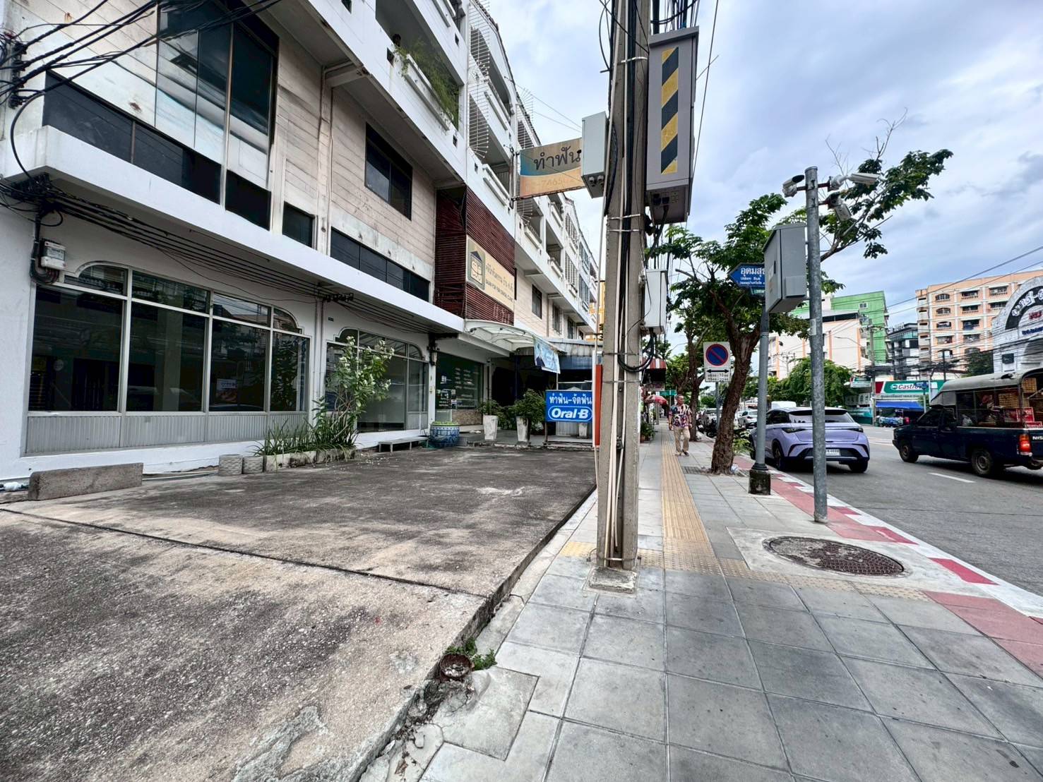 ให้เช่าอาคารพาณิชย์หลังมุม 2 คูหา 4 ชั้น ถนนอุดมสุข ทำเลดี (N.1865)