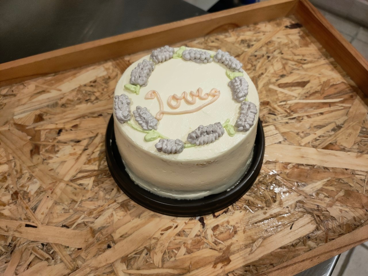 เค้กมินิมอลรสวนิลา ตกแต่งด้วยบัตเตอร์ครีม วาดลวดลายสไตล์มินิมอล ขนาดครึ่งปอนด์