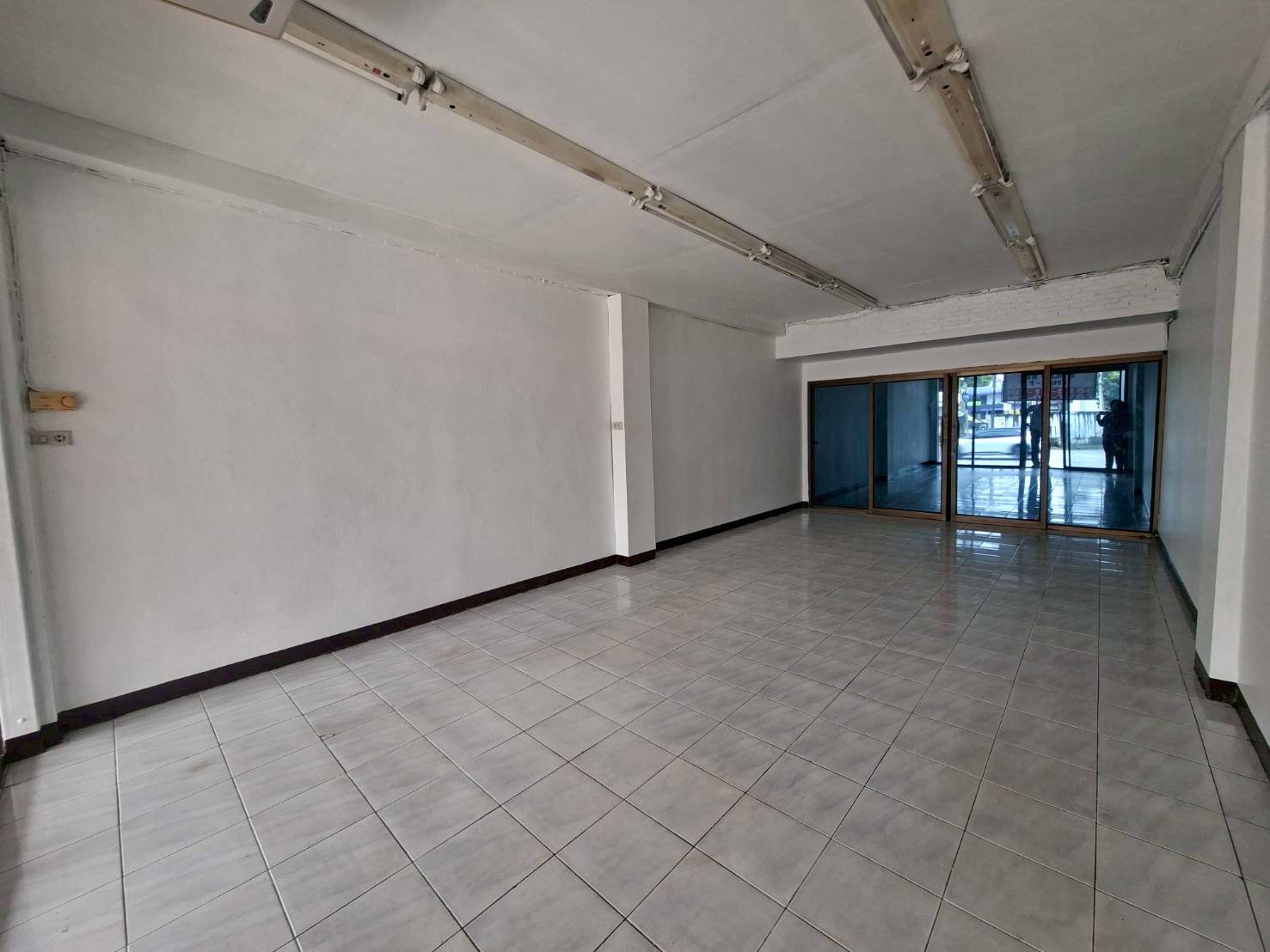 พื้นที่ให้เช่า ติดถนนเฉลิมพระเกียรติ ใกล้ซีคอนสแควร์ ศรีนครินทร์ (N.1856)