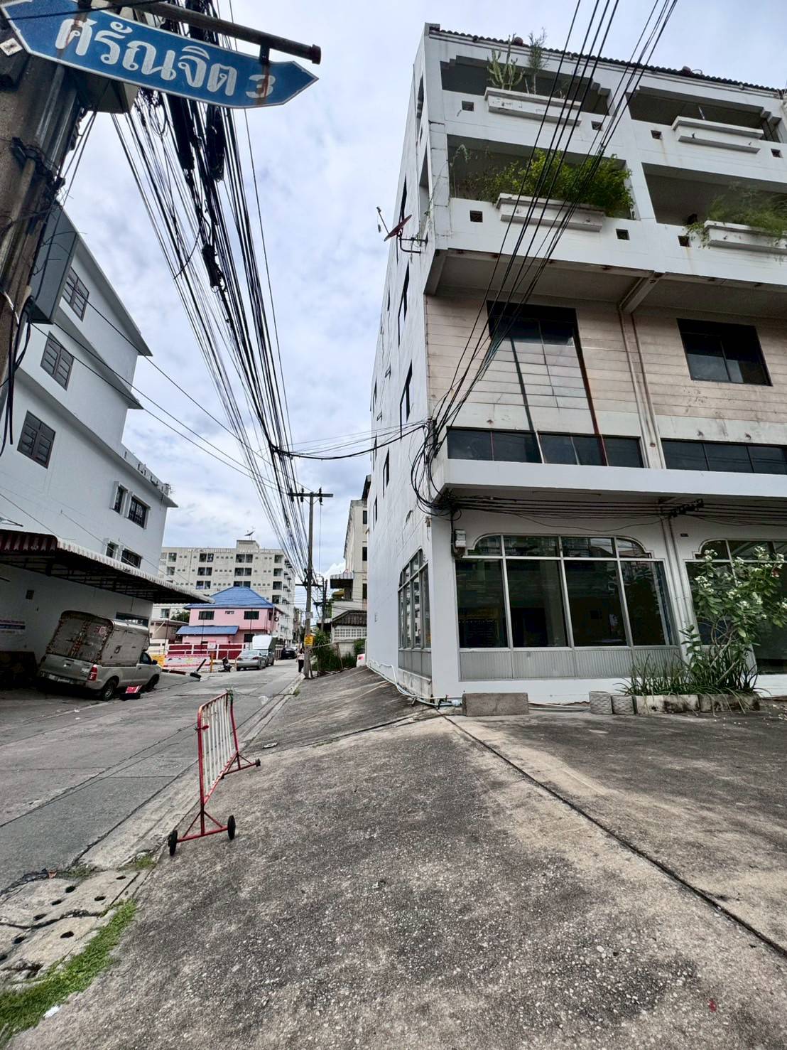 ให้เช่าอาคารพาณิชย์หลังมุม 2 คูหา 4 ชั้น ถนนอุดมสุข ทำเลดี (N.1865)