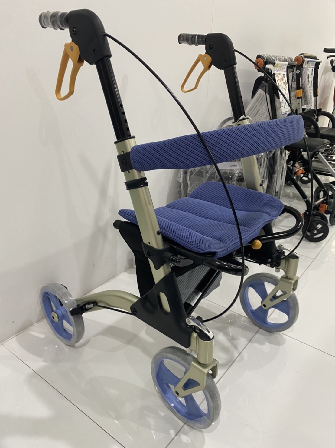 รถเข็นช่วยพยุงเดิน แบรนด์จากประเทศญี่ปุ่น Matsunaga รุ่น MV100 (歩行器 ) น้ำหนักเบา พกพาสะดวก นั่งสบาย พับเก็บได้ (Best Seller)