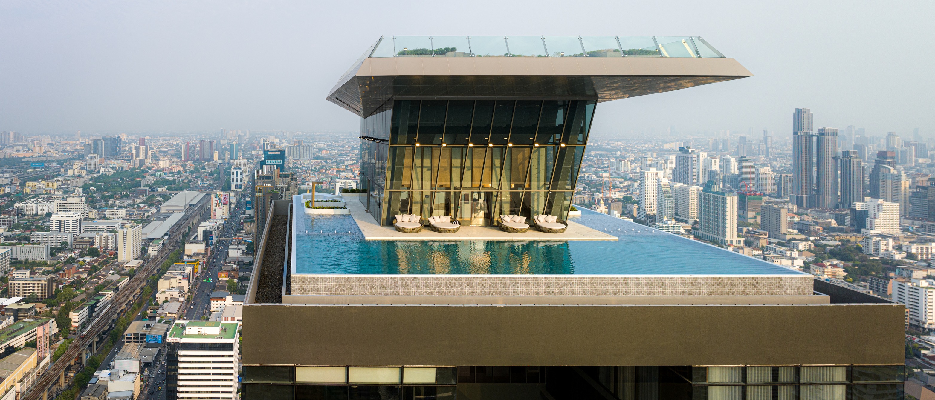 Cloud Thonglor–Phetchaburi Condominium Experience and prove for yourself the true value of location, luxury, and lifestyle — a high-end condominium offering over 4,000 sq.m. of full-facility common areas, the most comprehensive in this district.