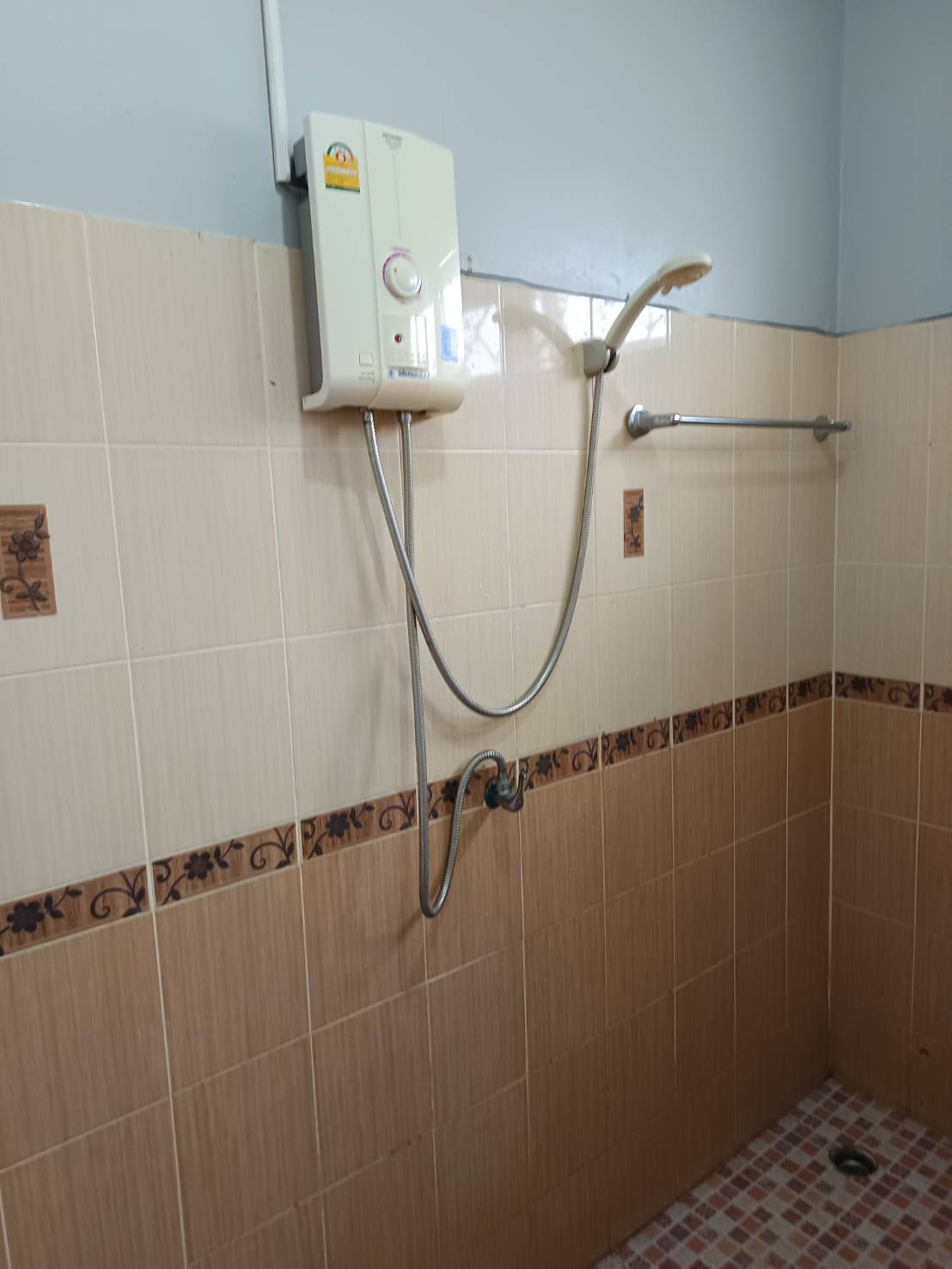 ขายบ้านเดี่ยว พฤกษาแลนด์ หนองชาก บ้านบึง ชลบุรี ราคาดีที่สุดในย่านนี้! เพียง 2.99 ล้านบาท บนพื้นที่กว้างขวางถึง 93.4 ตร.ว. ขนาด 2 ห้องนอน 2 ห้องน้ำ พร้อมห้องครัว ห้องทานข้าว และห้องรับแขก แถมเฟอร์นิเจอร์และแอร์ 2 เครื่อง จอดรถสบายๆ ได้ถึง 7 คัน! (ในบ้าน 4