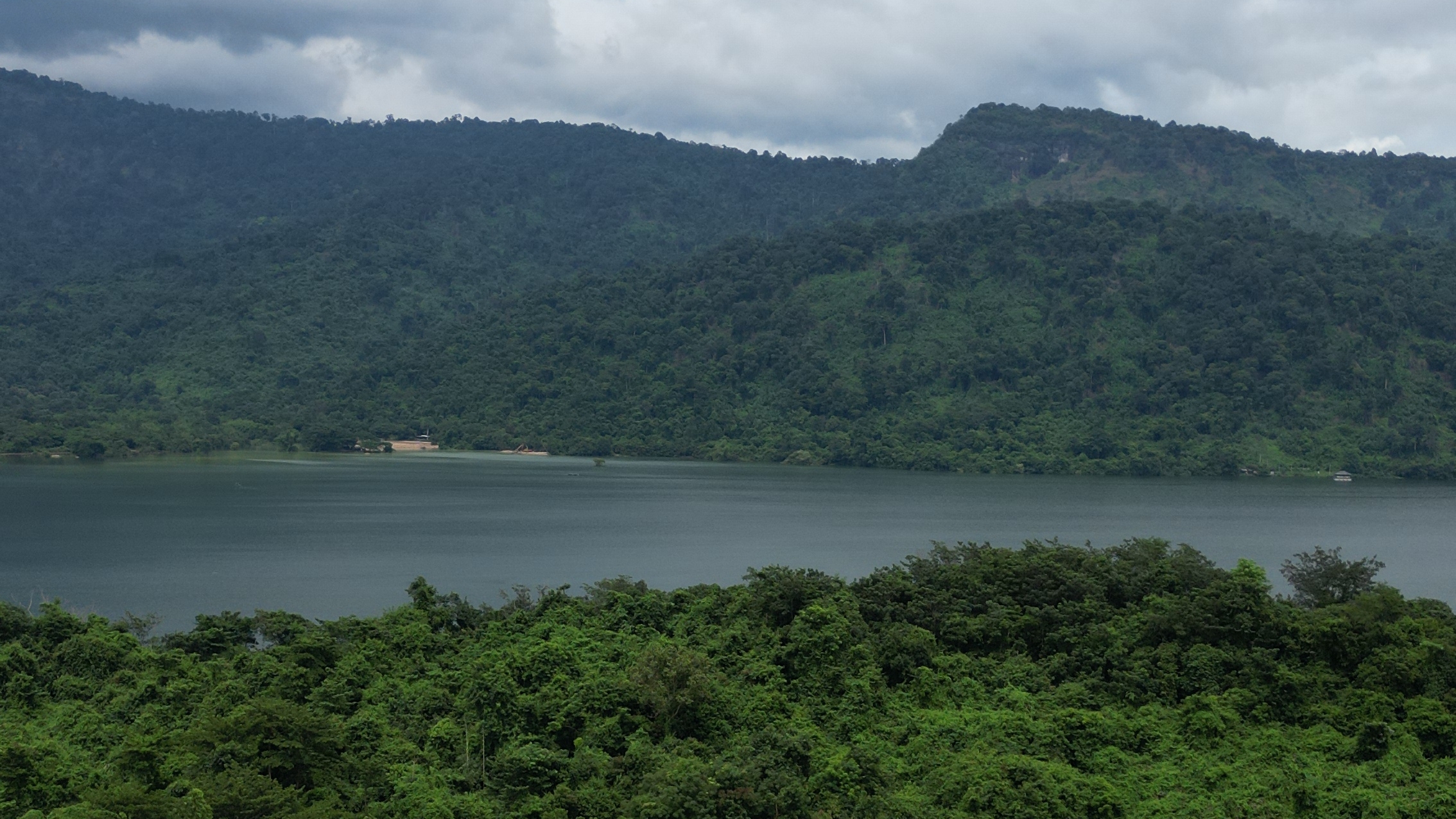 ที่ดินนครนายก สวนผลไม้ พื้นที่ 7 ไร่ ปลูกทุเรียน มังคุด ลองกอง มะยมชิด มีอาคาร 4 หลัง ด้านหน้าถนนสาธารณะ ด้านหลังติดอ่างเก็บน้ำ