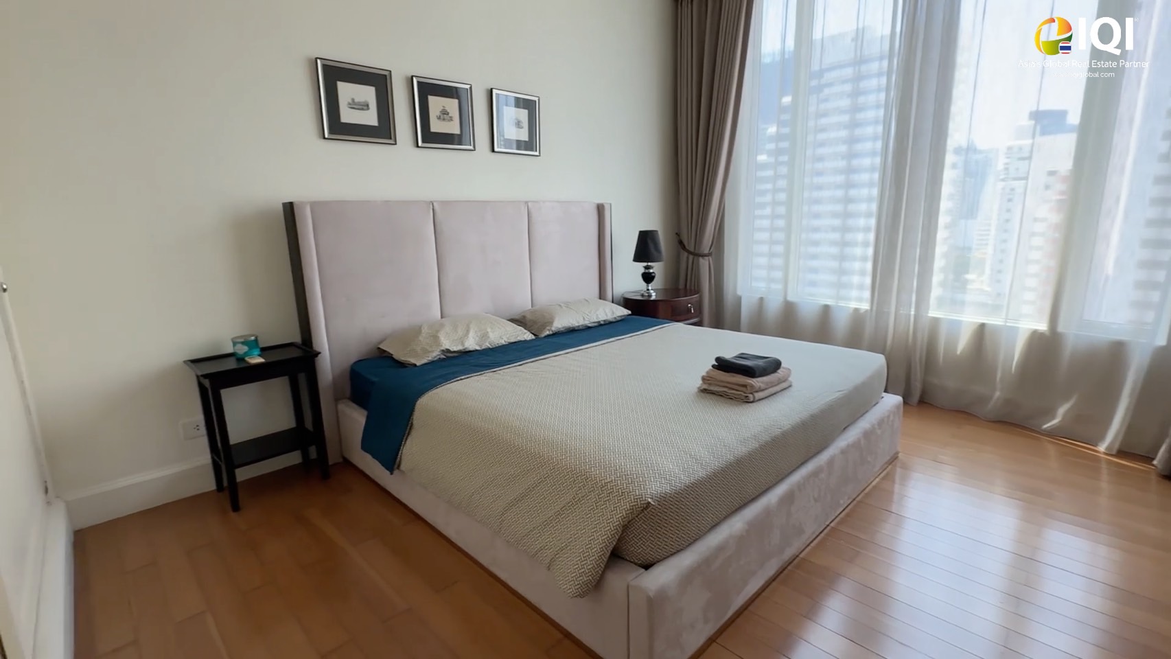 ขายด่วน! Condo Royce Private Residences คอนโดหรูใจกลางสุขุมวิท ใกล้ BTS และ MRT อโศก เพียง 950 เมตร Royce Private Residences สุขุมวิท 31 พื้นที่กว้างขวาง 176 ตร.ม. เทียบเท่าบ้านเดี่ยว บนทำเลกลาางเมือง เหมาะสำหรับครอบครัวที่ต้องการพื้นที่ใช้สอยกว้างขวาง 3