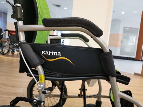 รถเข็นวีลแชร์น้ำหนักเบา อลูมินัมอัลลอยด์คาร์ม่า รุ่น Ergo Lite (WheelChair KARMA Ergo Lite) น้ำหนักเบาเพียง 8.5 กก. เบากว่าทุกรุ่นของคาร์ม่า พับได้ เหมาะสำหรับเดินทาง (รุ่นยอดนิยม)