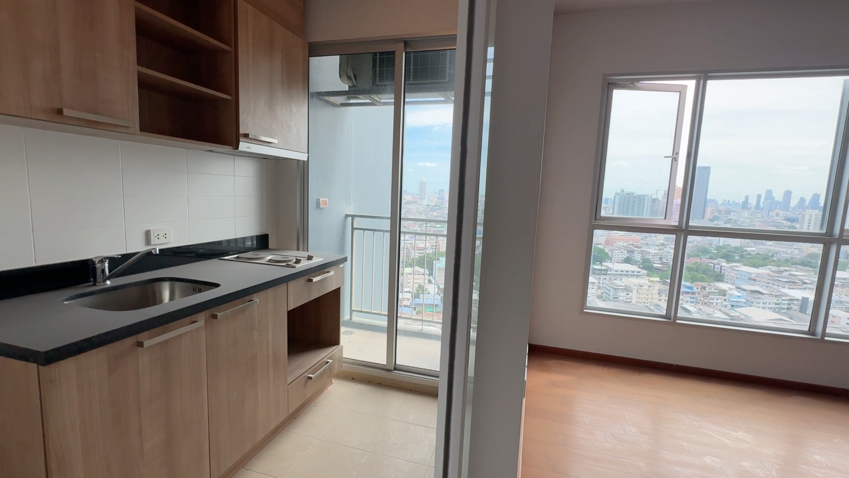 ขาย Hive Sathorn (ไฮฬ์ สาทร คอนโด) ชั้น 23 ขนาดห้อง 70 ตร.ม. บนทำเลติด BTS สถานีกรุงธนบุรี ซึ่งปัจจุบันเป็นจุดเปลี่ยนรถไฟฟ้าสายสีทอง