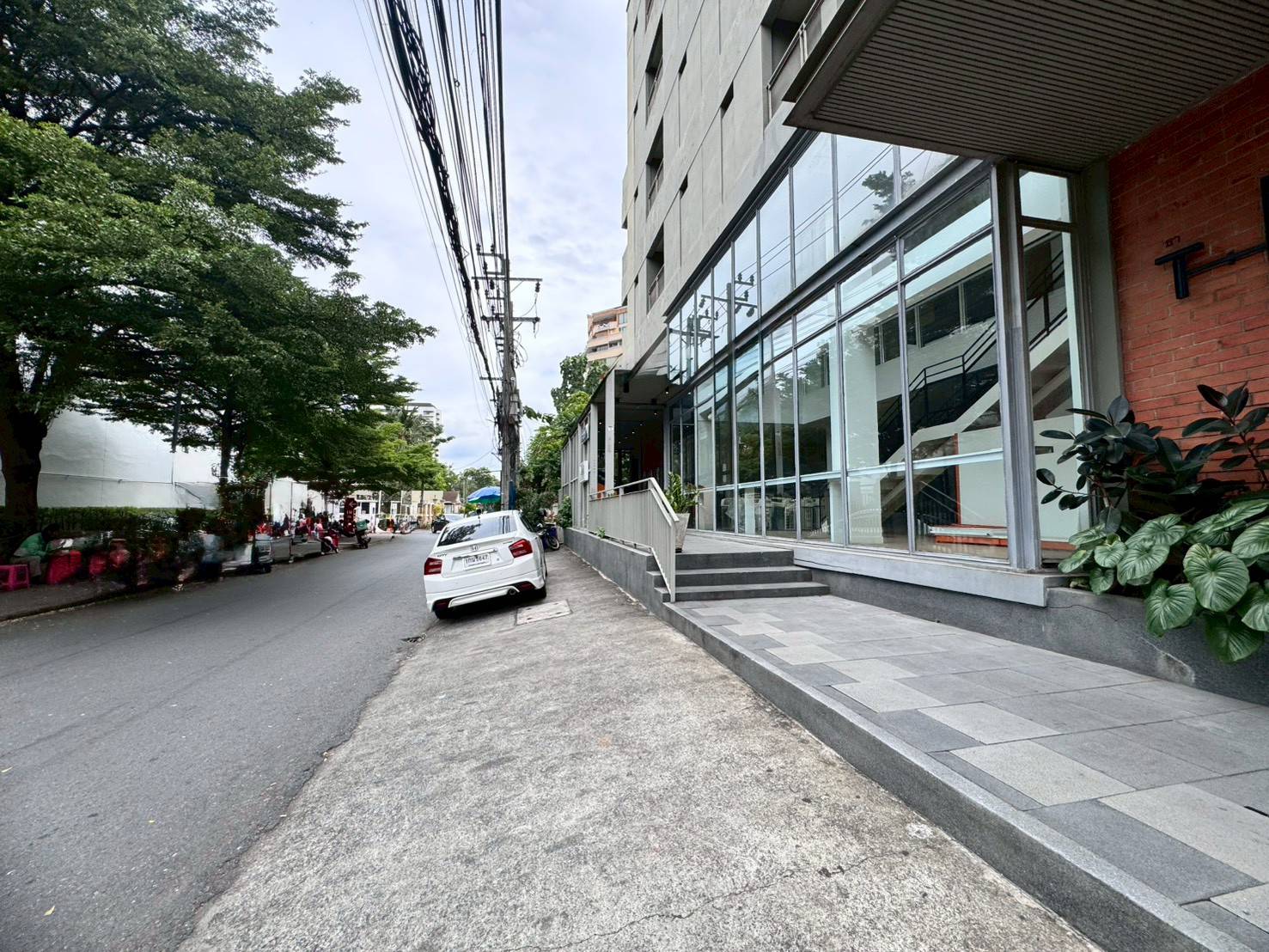 ให้เช่าพื้นที่ ชั้น 1 และชั้นลอย ทำเลเอกมัย ใกล้ BTS เอกมัย (N.1222)