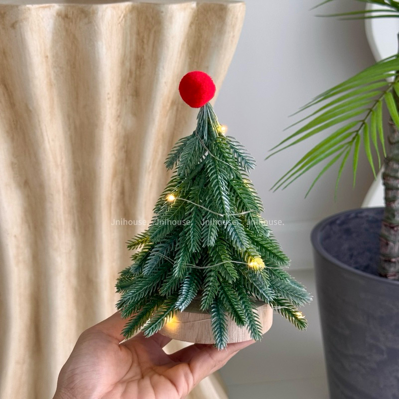 [พร้อมส่ง] Jnihouse : Little Christmas Tree (ต้นคริสต์มาสเล็ก+บอลแดง+ไฟประดับ)