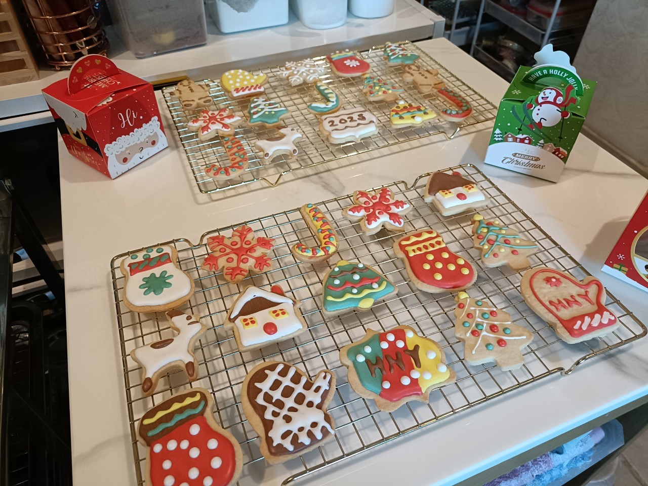 รอยัลไอซซิ่งคุกกี้ คุกกี้เนยสดตกแต่งธีมคริสมาสต์น่ารักมากๆ คุกกี้หอมกรอบอร่อย จัดเซ็ทกล่องละ6ชิ้น/10ชิ้น