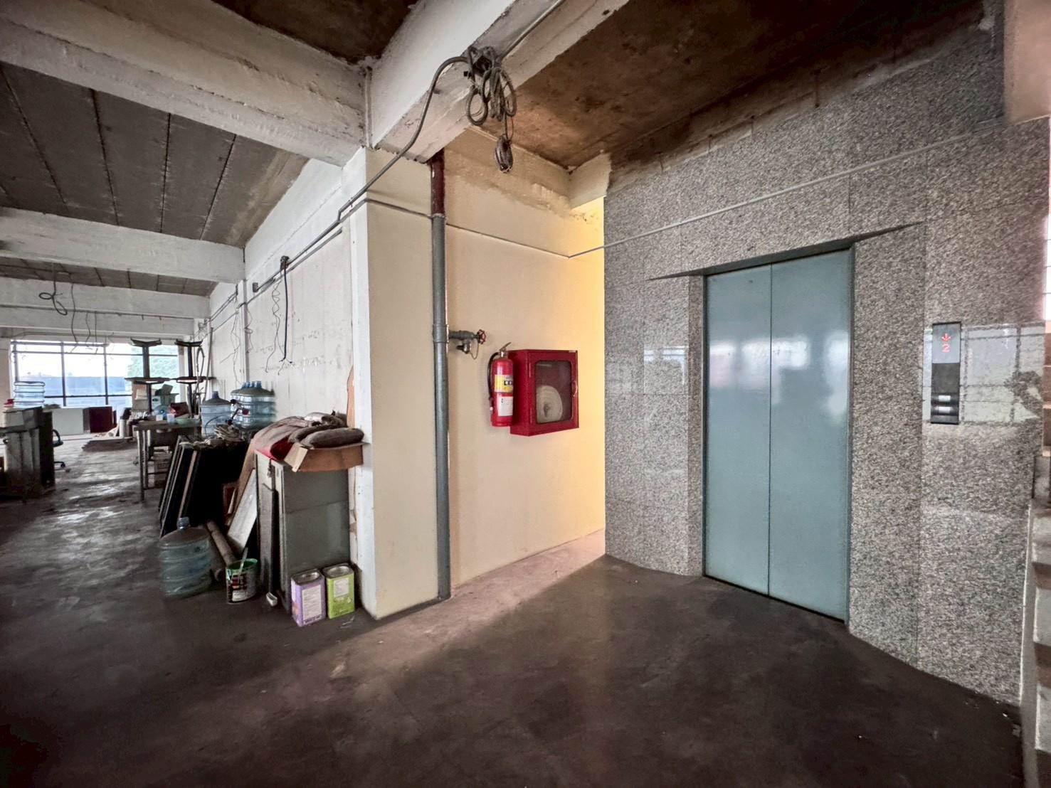 ให้เช่าพื้นที่สำนักงาน ชั้น 4 อาคารโล่งสวย เหมาะทำธุรกิจ ติดถนนรามคำแหง (N.1922)