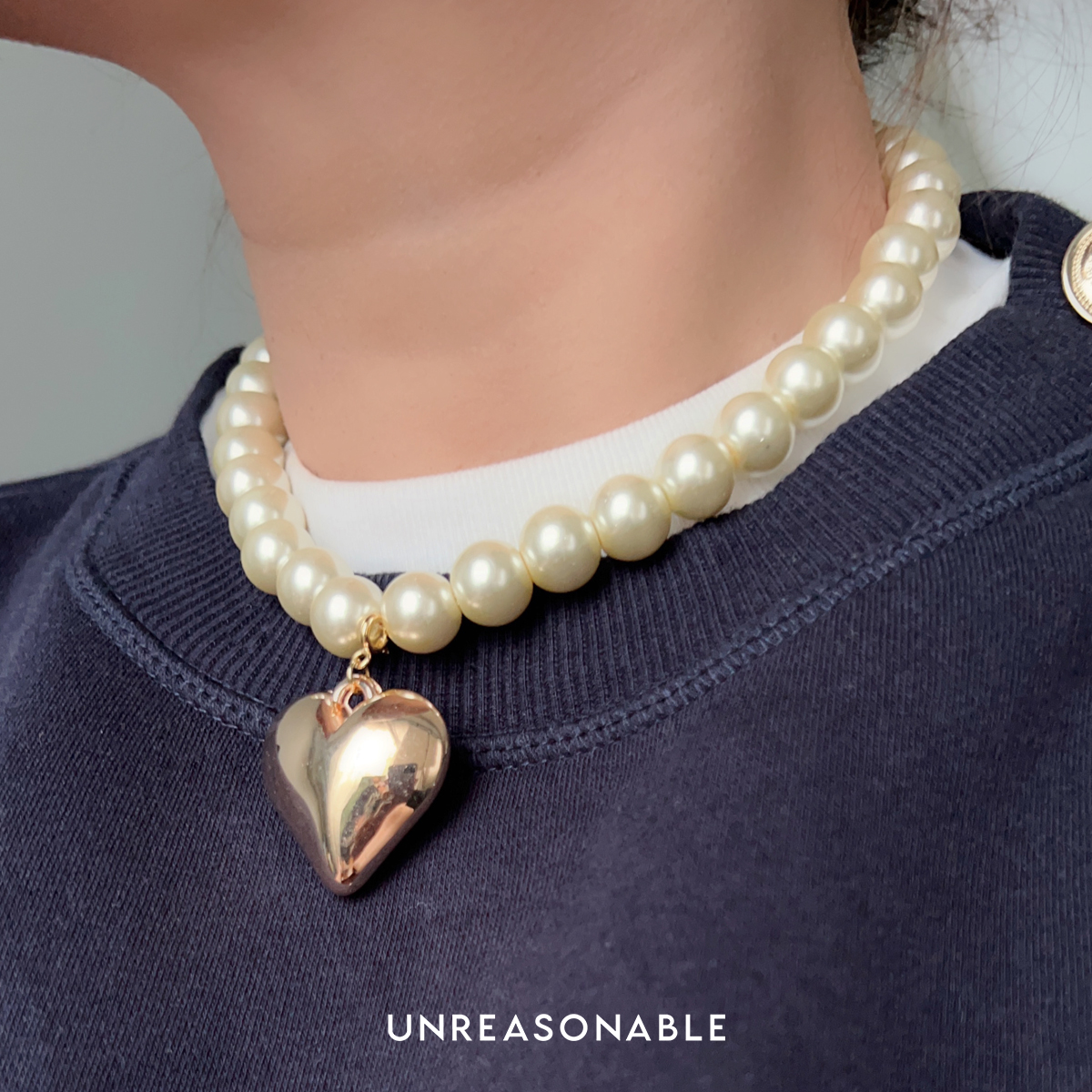 สร้อยคอมุกแก้ว สีเหลืองทอง ขนาด 12 mm. จี้หัวใจสีทอง ถอดได้ UA0957-01 Unreasonable Accessories