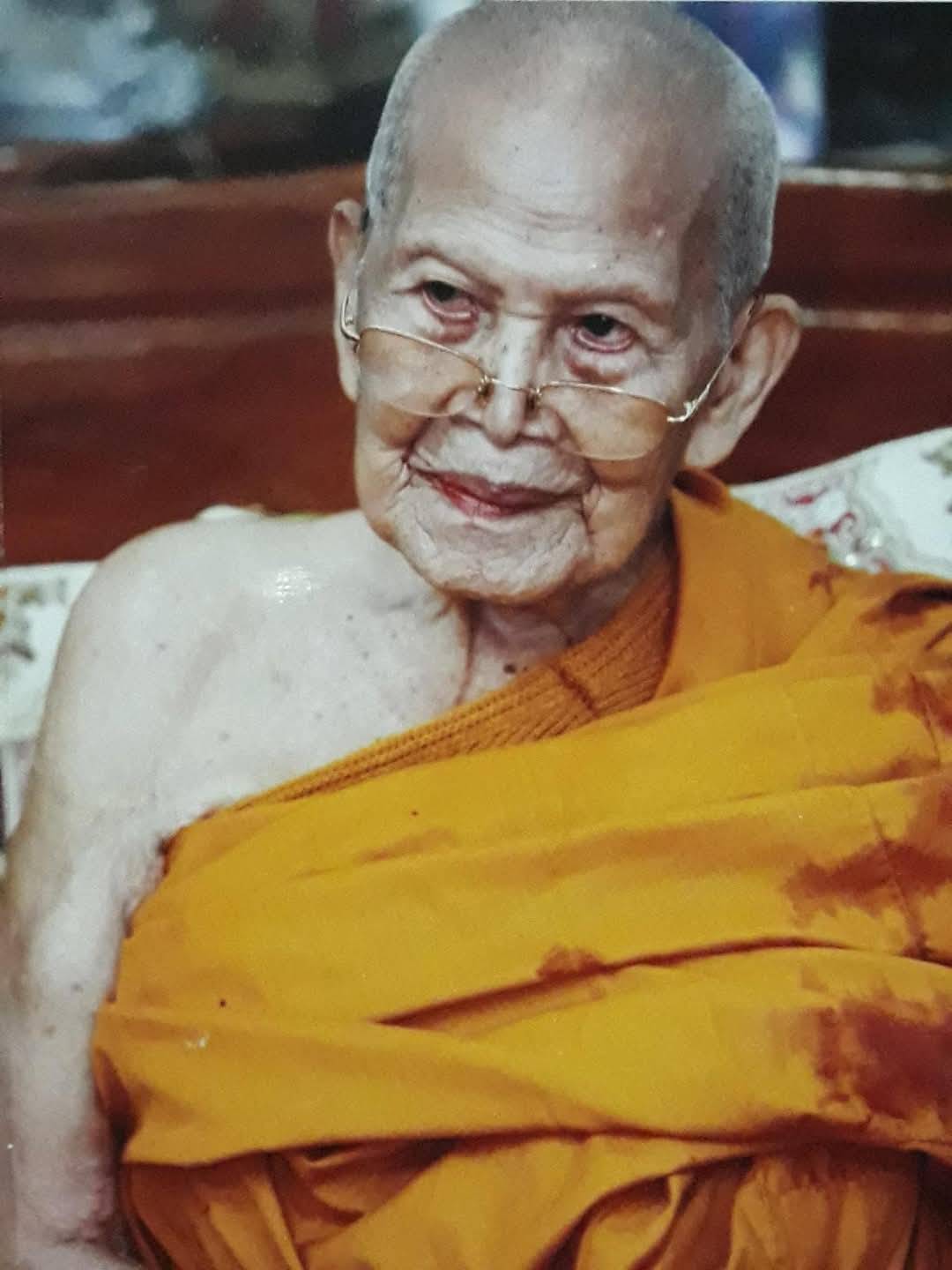 เหรียญโล่ห์กันภัย หลังพระนารายณ์ทรงครุฑ รุ่นเศรษฐีศรีสะเกษ หลวงปู่เกลี้ยง วัดโนนแกด ปี 2557 ( เลข 3424)