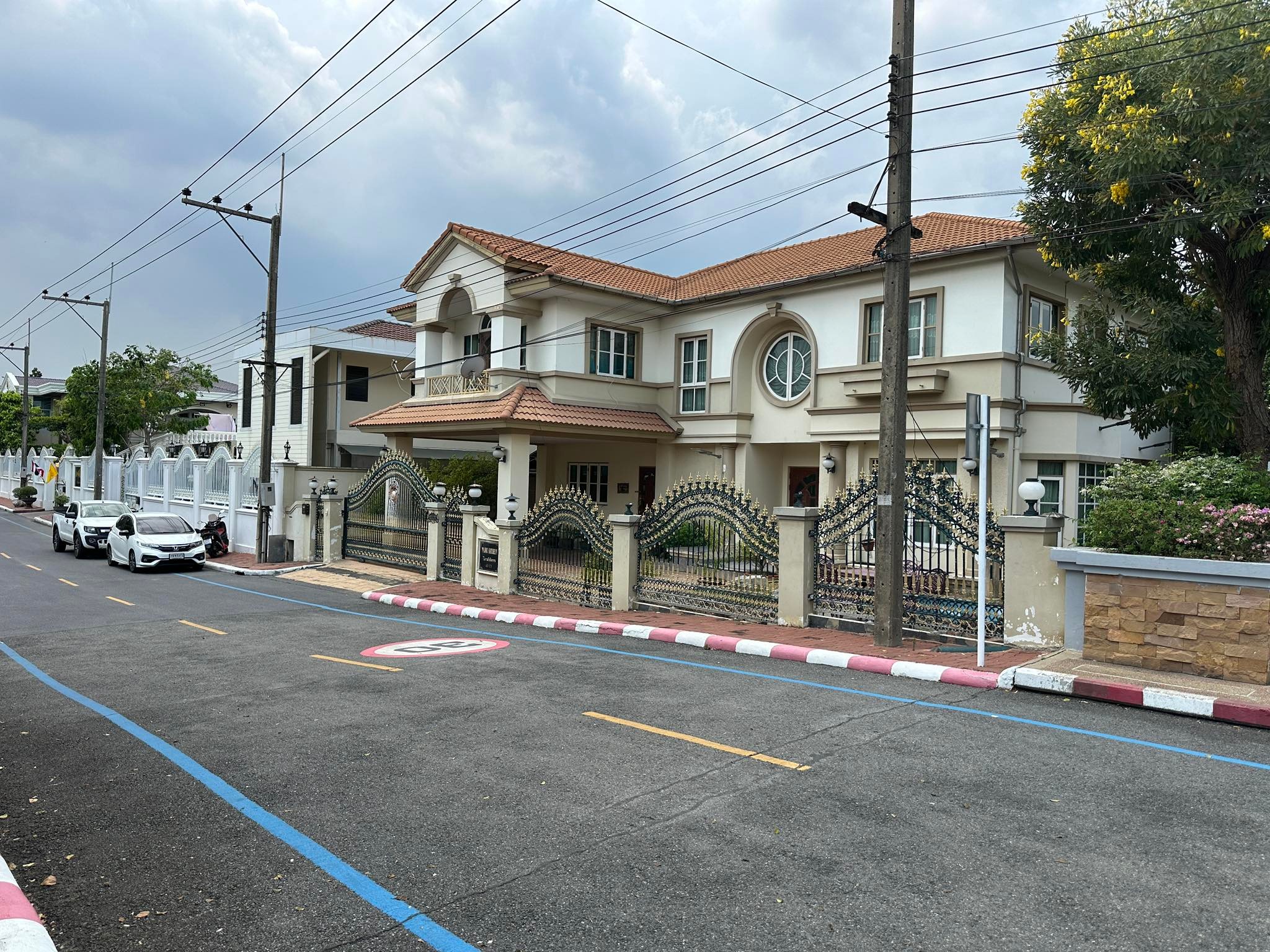 บ้านเดี่ยว ลดาวัลย์ ลากูน รังสิต ปทุมธาณี : Baan Ladawan Lakoon Rangsit คฤหาสน์เศรษฐี รอบล้อมด้วยเลคลากูน บ้านสวยพร้อมอยู่ บิวอินด้วยงานไม้สักทั้งหลัง พื้นที่ใช้สอยกว้างขวาง ตัวบ้านหันหน้าไปทางทิศใต้ ถนนกว้าง หลังบ้านวิวธรรมชาติร่มรื่นเงียบสงบ มีความเป็นส