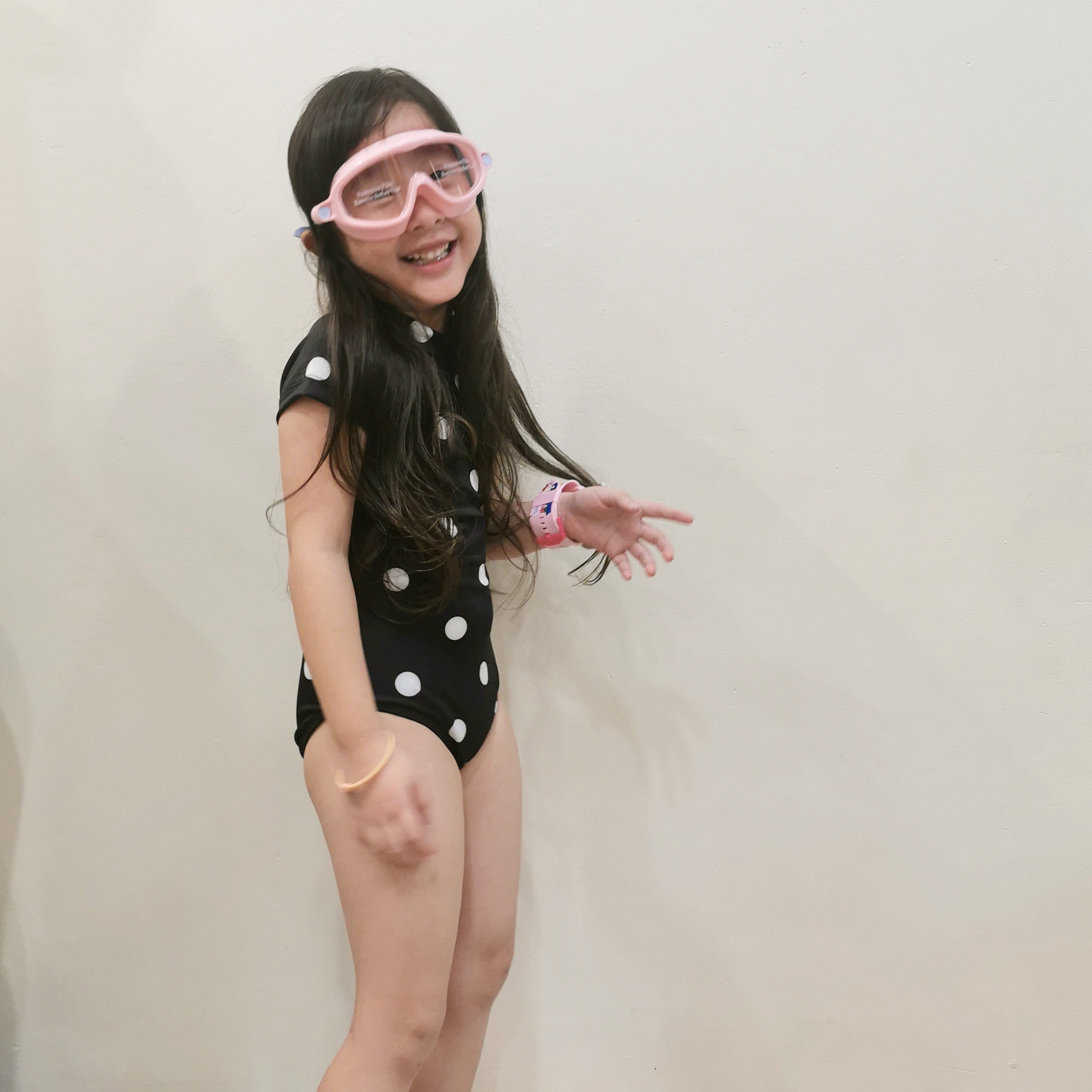 ชุดว่ายน้ำเด็กหญิง เท่ห์ๆ ลาย polka dot ชุดว่ายน้ำเด็กสไตล์เกาหลี วันพีซ แขนสั้น กันแดด กันยูวี เซ็ทพร้อมหมวก ครึ่งวงกลม งานดี ผ้าดี