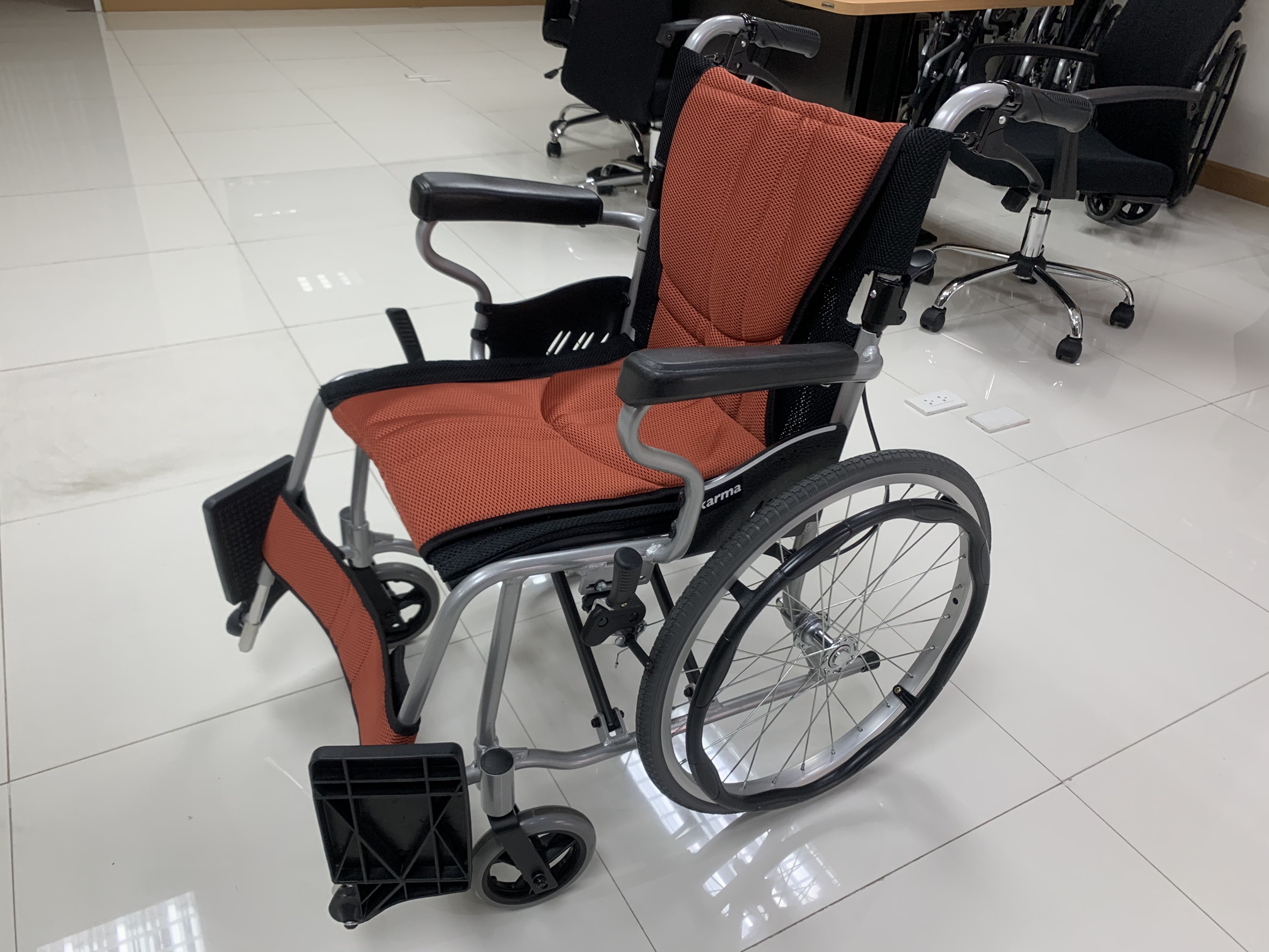 รถเข็นวีลแชร์น้ำหนักเบา อลูมินัมอัลลอยด์คาร์ม่า รุ่น S-Ergo 205 F20 (WheelChair Karma S-Ergo 205 F20) พกพาสะดวก กะทัดรัด พับได้ ล้อหลังใหญ่