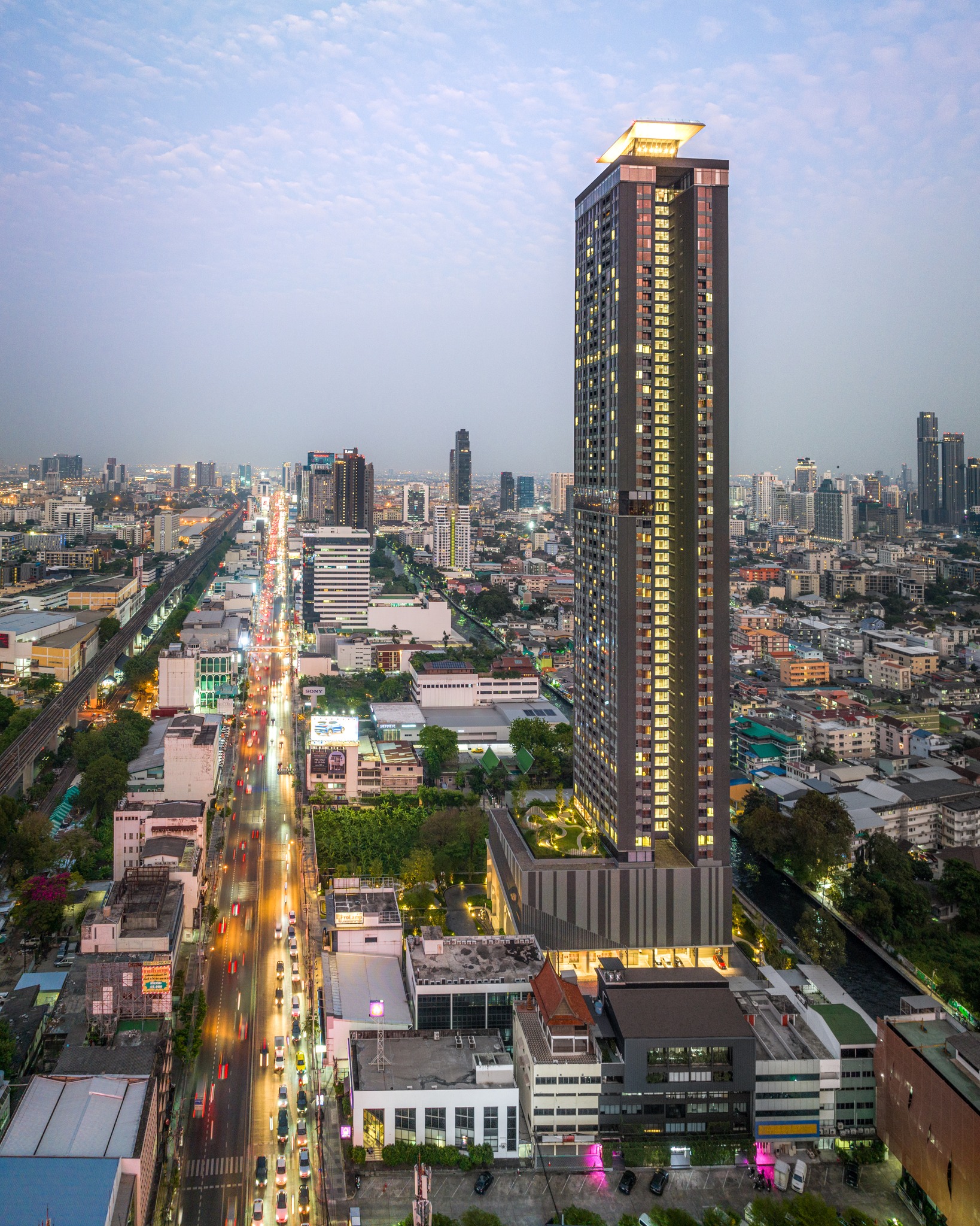 Cloud Thonglor–Phetchaburi Condominium Experience and prove for yourself the true value of location, luxury, and lifestyle — a high-end condominium offering over 4,000 sq.m. of full-facility common areas, the most comprehensive in this district.