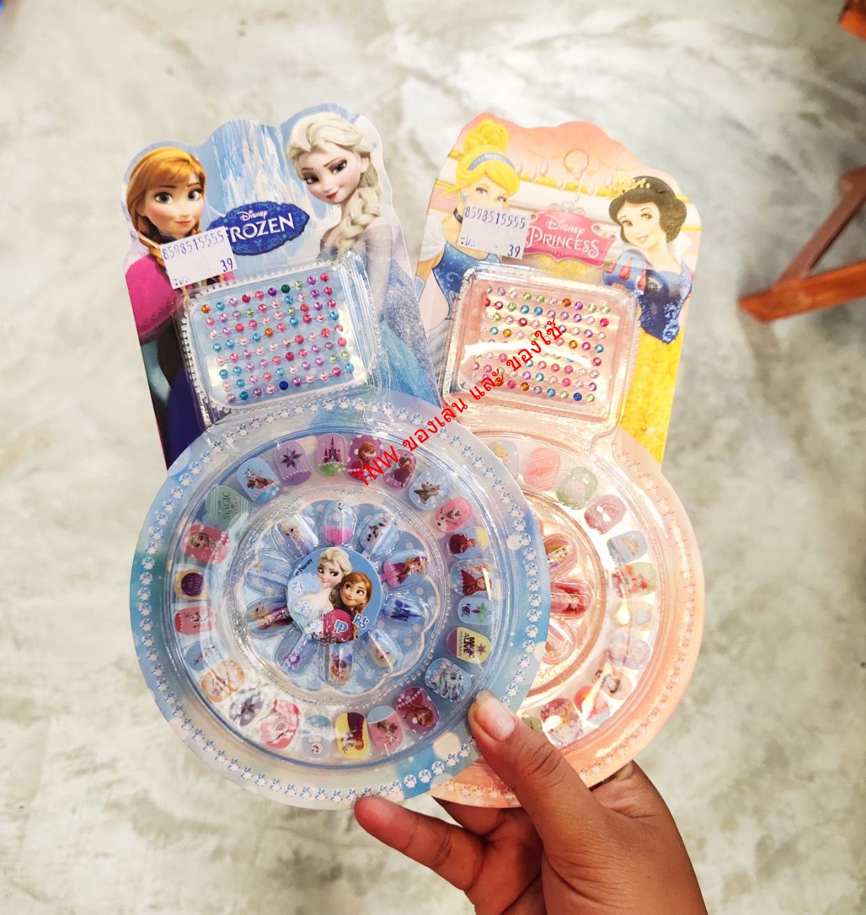 ของเล่น เล็บปลอมสำหรับเด็ก มีกาวในตัวแบบสำเร็จพร้อมสติ๊กเกอร์ เเละคริสตัลตกเเต่ง ลายการ์ตูนน่ารัก (แบบคละลาย)