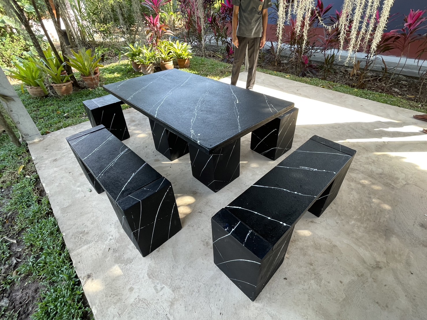 ชุดโต๊ะสนามโมเดิร์น โต๊ะสนามสไตล์โมเดิร์น ชุด 8 ที่นั่ง พาดยาว สีดำสลัดขาวบาง