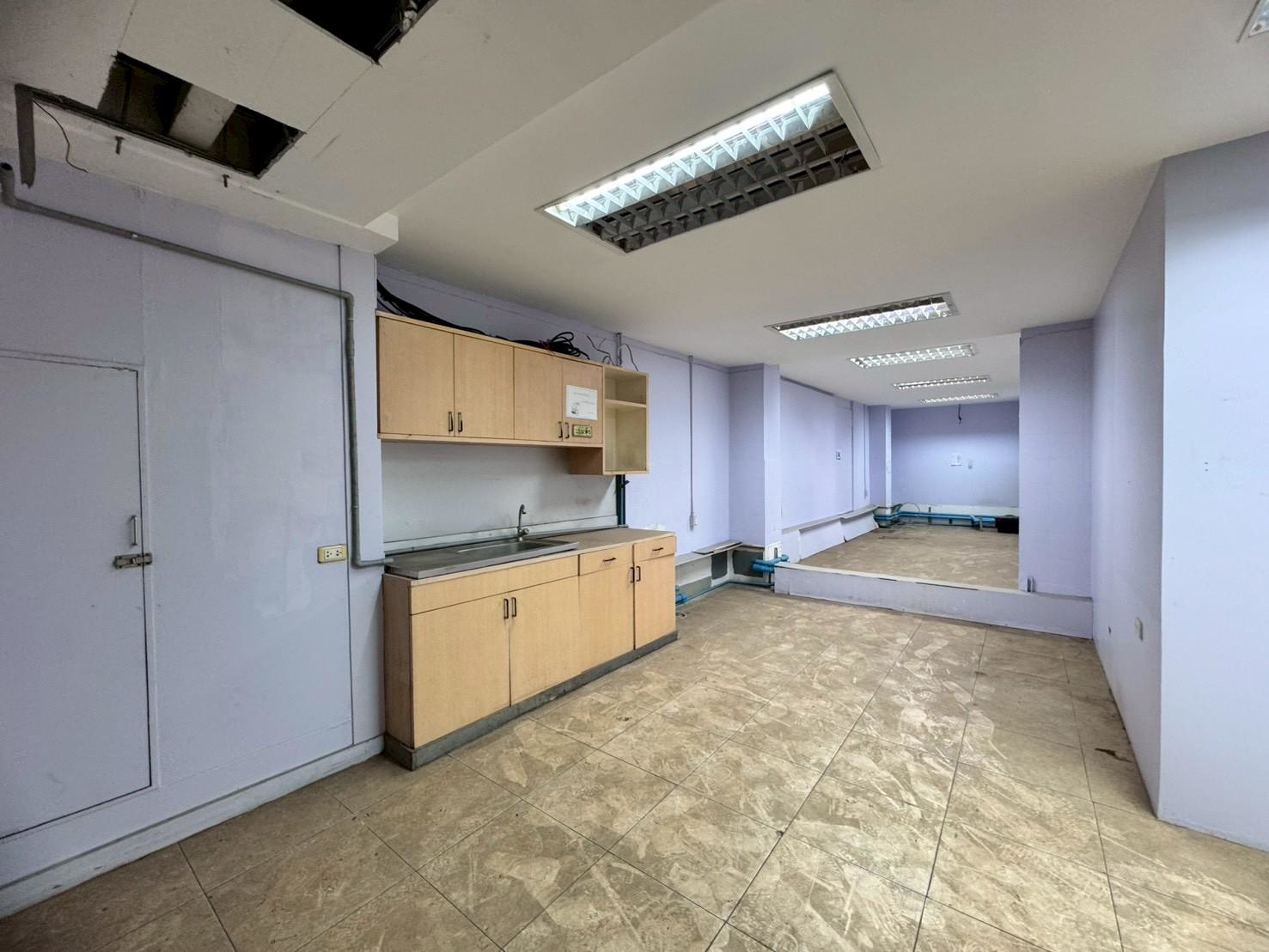 ให้เช่าพื้นที่สำนักงาน ชั้น 1 และชั้นลอย อาคารโล่งสวย ติดถนนรามคำแหง (N.1920)