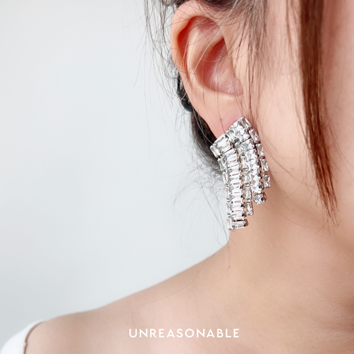 ต่างเพชร CZ สามารถปรับเป็นต่างหูหนีบ หรือก้านเงินได้ สวยใส่สบาย UA0940-01 Unreasonable Accessories