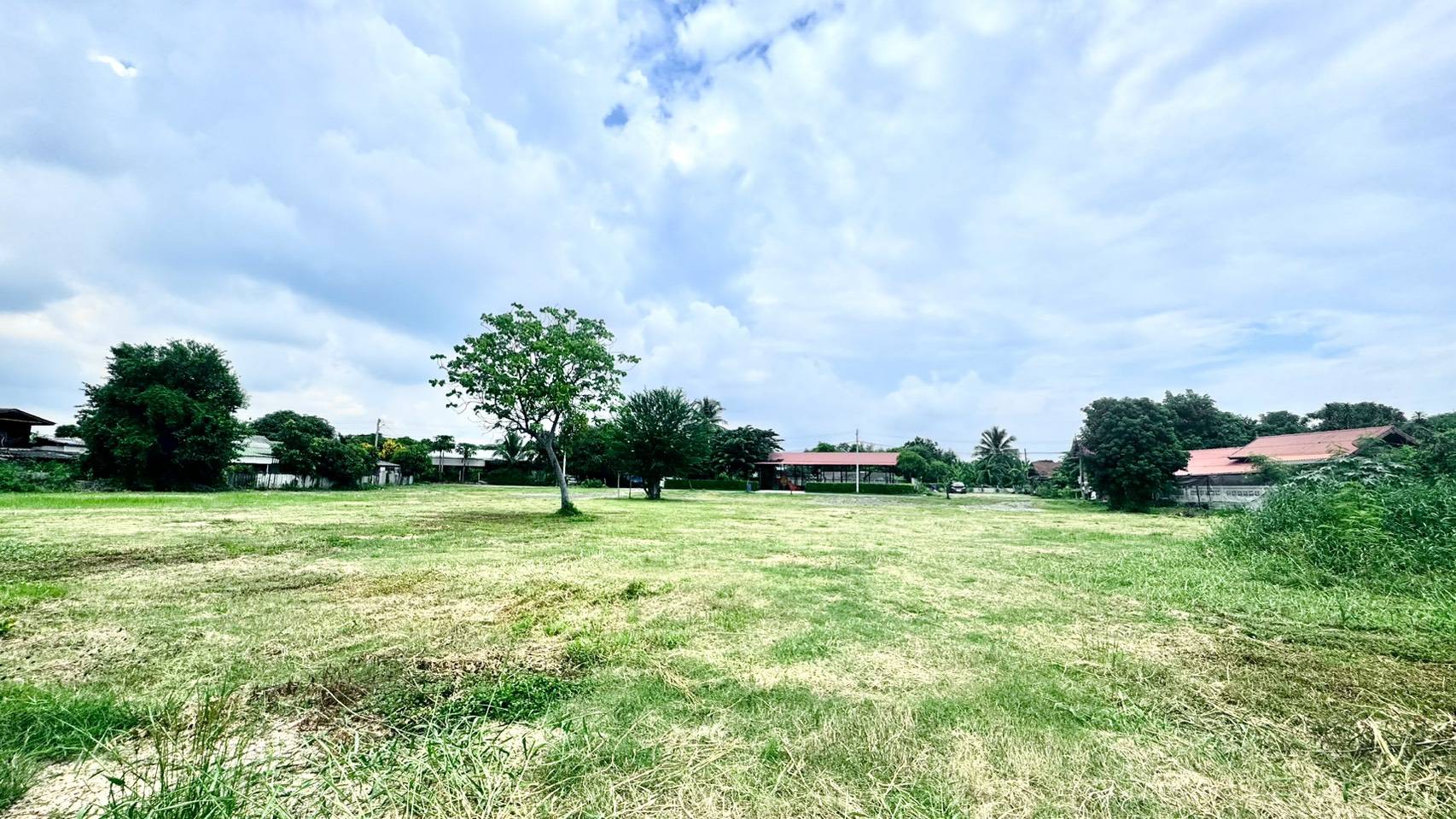 ขายที่ดิน ราชบุรี แปลงใหญ่ สำหรับสร้างหมู่บ้าน พื้นที่รวมประมาณ 4 ไร่ 3 งาน 39 ตารางวา ทำเลศักยภาพสูง 🚗 จุดเด่นของที่ดิน ✅ ติดถนน 3 ด้าน เข้า-ออกได้หลายทาง ✅ ติดคลองชลประทาน บรรยากาศร่มรื่น ลมดีตลอดปี ✅ รายล้อมด้วย ชุมชน โรงเ