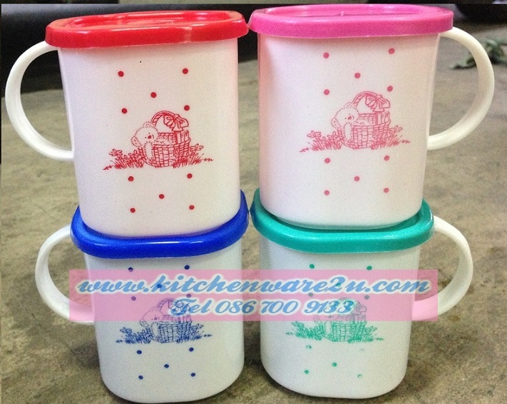 P03608 ถ้วยหูโดเรมี พิมพ์ลาย มีฝาปิด (7.5 X 10.5 X 8.6 CM.) No.204PC ราคาต่อ 1 โหล : 12 ใบ