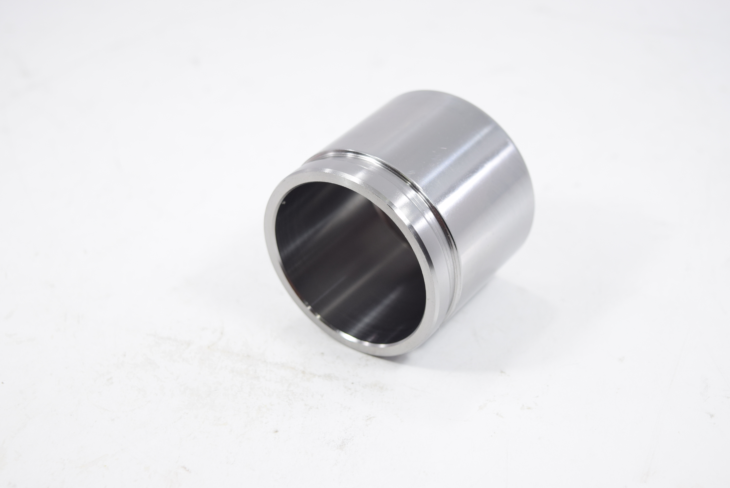 ลูกสูบดิสเบรค NISSAN A.32 CEFIRO 24V, A33 ( 3.0 ) นิสสัน เซฟิโร่ / 3PD-4870 / 41121 - 1E000 / ขนาด วงนอก 57.15 สูง 50.65 (จำนวน 1 ชิ้น) (CALIPER PISTON)
