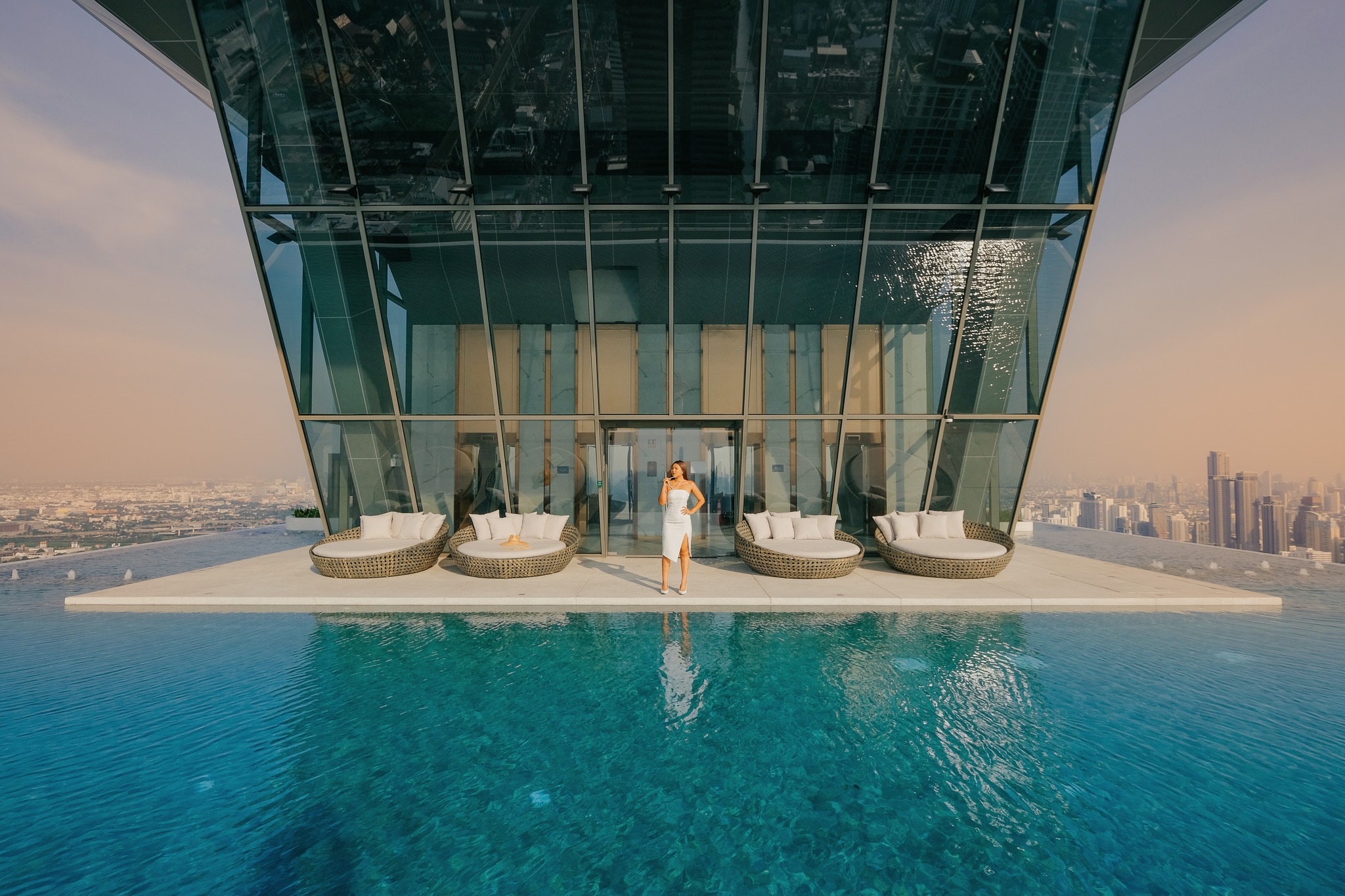 Cloud Thonglor–Phetchaburi Condominium Experience and prove for yourself the true value of location, luxury, and lifestyle — a high-end condominium offering over 4,000 sq.m. of full-facility common areas, the most comprehensive in this district.