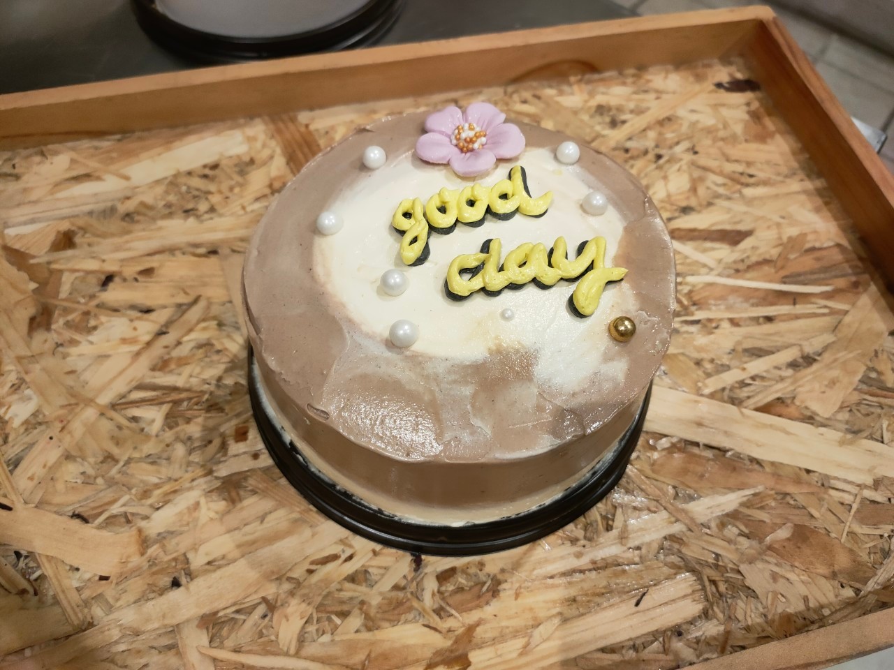 เค้กมินิมอลรสวนิลา ตกแต่งด้วยบัตเตอร์ครีม วาดลวดลายสไตล์มินิมอล ขนาดครึ่งปอนด์