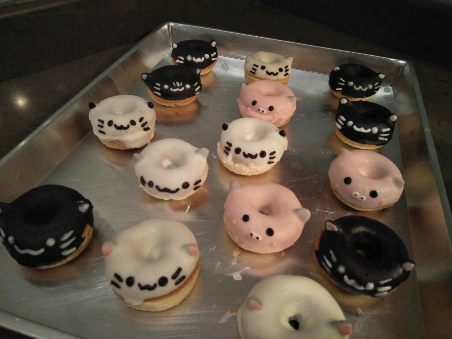 โดนัทนมสดแฟนซี โดนัทเนื้อนุ่ม ตกแต่งด้วยชอคโกแลตเคลือบด้านบน และวาดหน้าตาเป็นสัตว์ต่างๆ