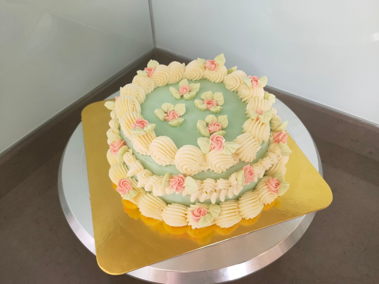 เค้กวัดเกิดสไตล์วินเทจตกแต่งด้วยบัตเตอร์ครีมสีเขียวอมฟ้า ตกแต่งลวดลายดอกไม้ ขนาด1ปอนด์