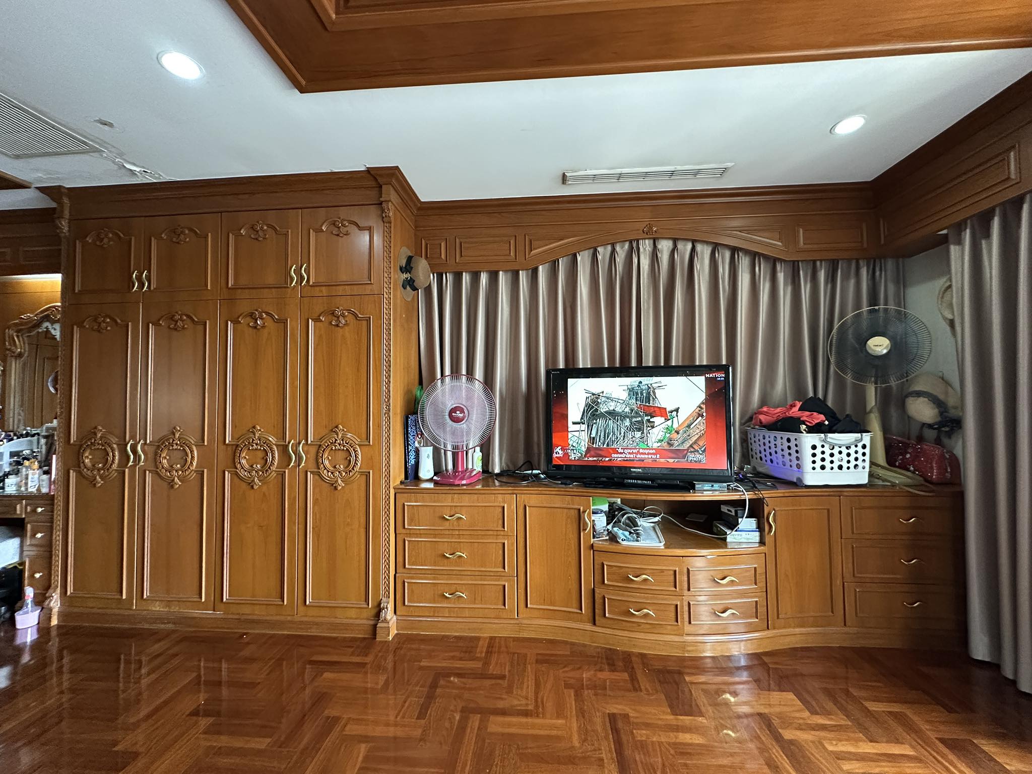 บ้านเดี่ยว ลดาวัลย์ ลากูน รังสิต ปทุมธาณี : Baan Ladawan Lakoon Rangsit คฤหาสน์เศรษฐี รอบล้อมด้วยเลคลากูน บ้านสวยพร้อมอยู่ บิวอินด้วยงานไม้สักทั้งหลัง พื้นที่ใช้สอยกว้างขวาง ตัวบ้านหันหน้าไปทางทิศใต้ ถนนกว้าง หลังบ้านวิวธรรมชาติร่มรื่นเงียบสงบ มีความเป็นส