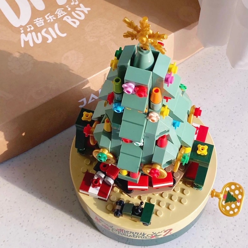 [พร้อมส่ง] Jnihouse : Christmas tree music box (matt green) ตัวต่อต้นคริสต์มาส กล่องดนตรีหมุนได้