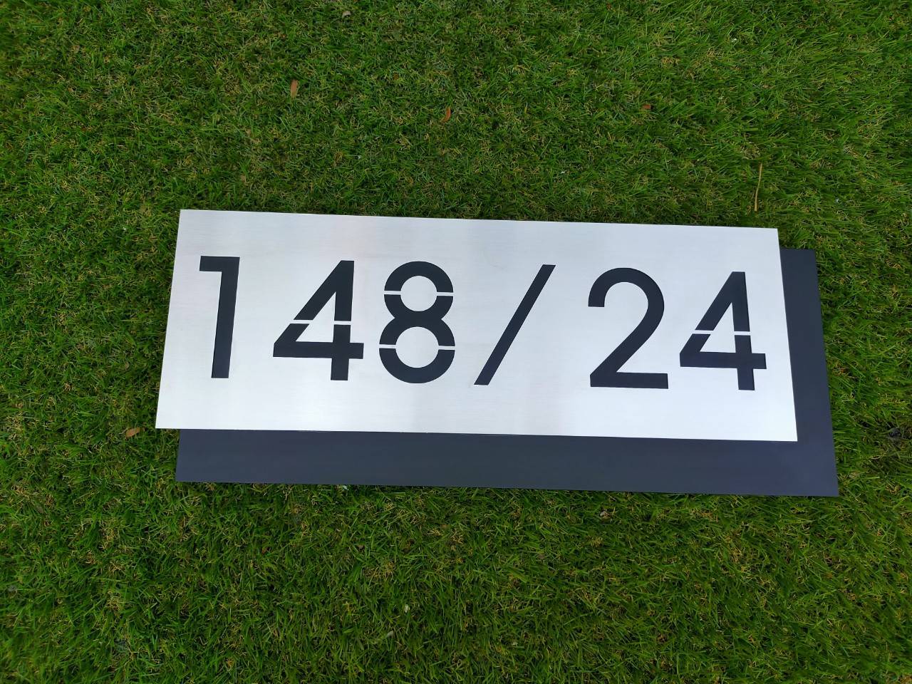 งานป้ายบ้านเลขที่ ฉะลุตัวเลข พื้นสแตนเลสแฮร์ไลน์สีเงินยกขอบ 2cm