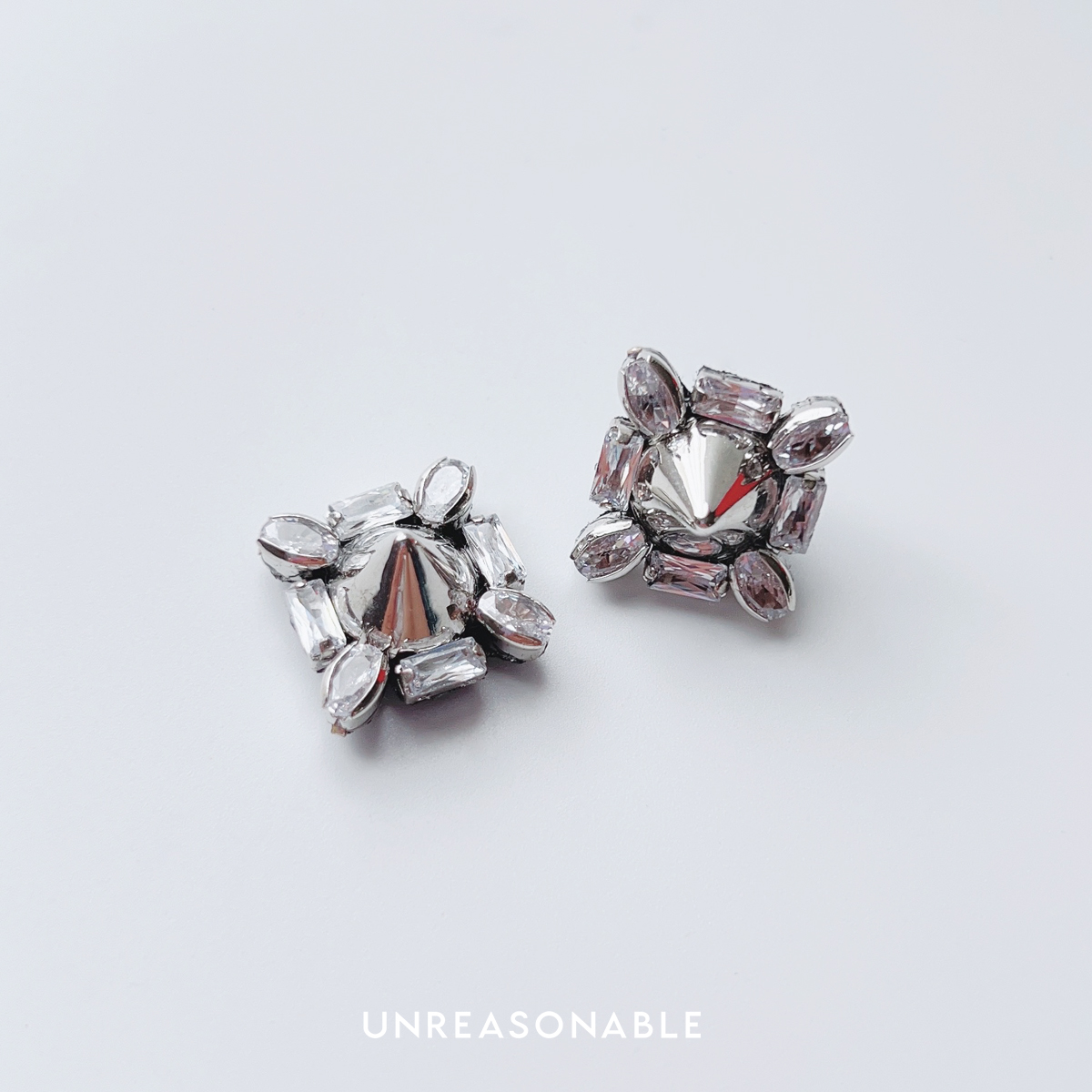 ต่างหู Metallic Stud Earrings ต่างหูคลิป ต่างหูก้านเงินแท้ UA0982-01 Unreasonable Accessories