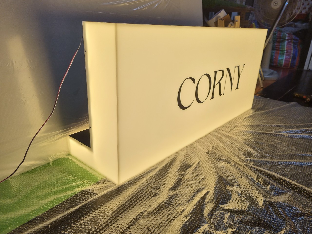 กล่องไฟอะคริลิค ไฟออกรอบตัว ''CORNY''