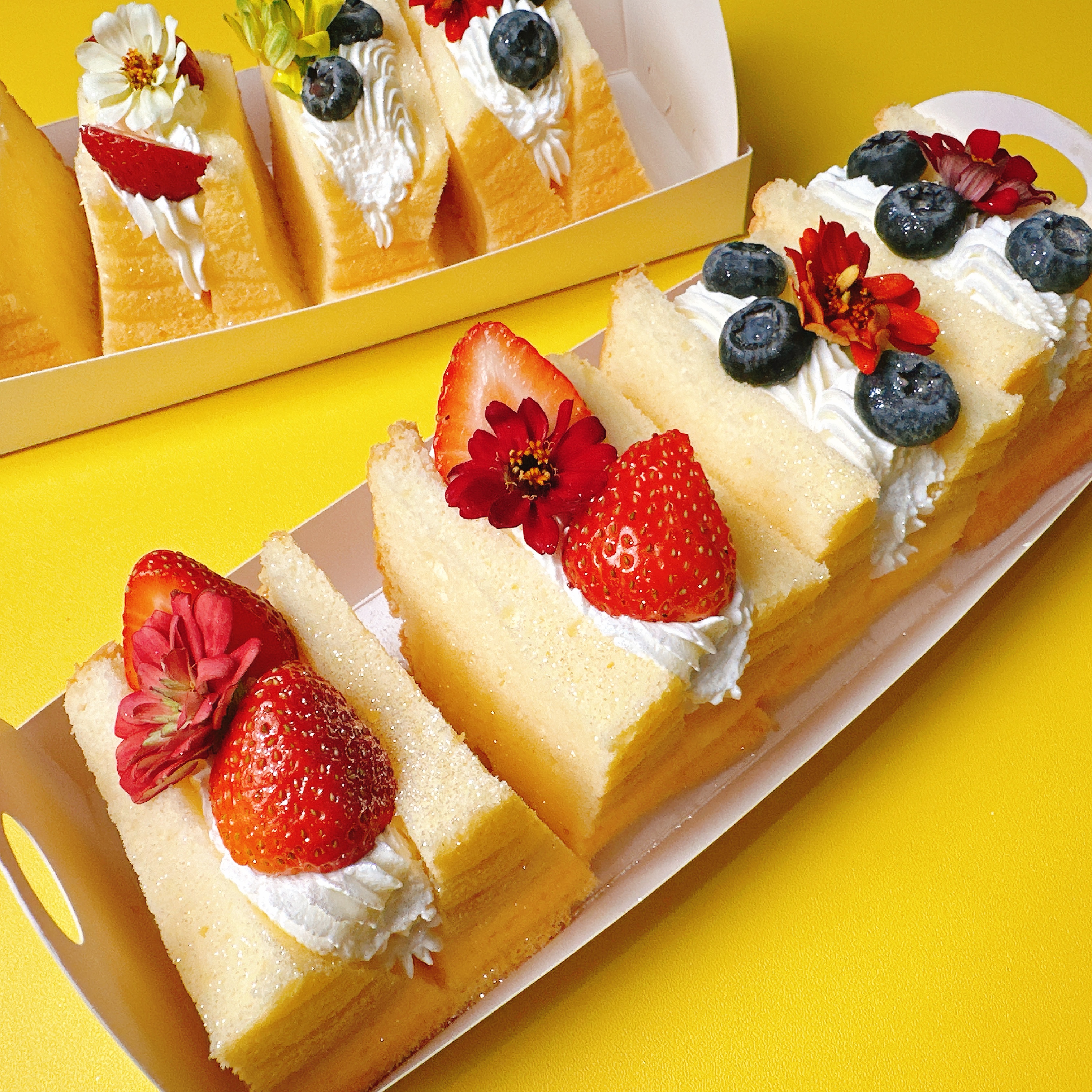 ชิฟฟ่อนญี่ปุ่นสอดไส้วิปครีมและผลไม้สด ดอกไม้ทานได้ เนื้อนุ่มหอมอร่อยมากๆ