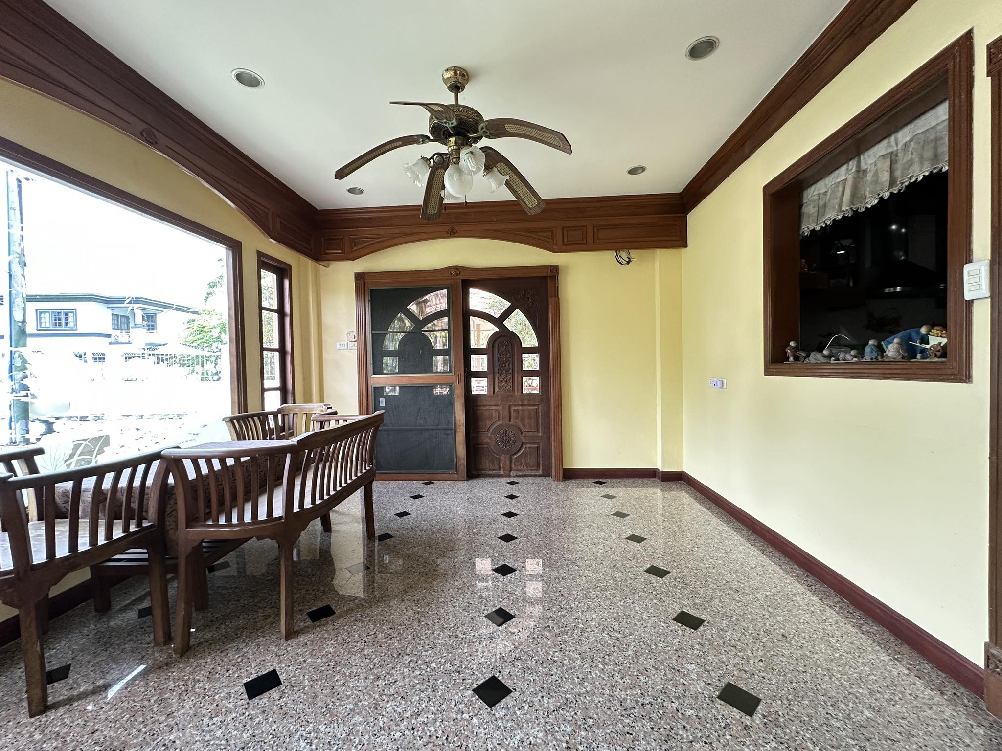 บ้านเดี่ยว ลดาวัลย์ ลากูน รังสิต ปทุมธาณี : Baan Ladawan Lakoon Rangsit คฤหาสน์เศรษฐี รอบล้อมด้วยเลคลากูน บ้านสวยพร้อมอยู่ บิวอินด้วยงานไม้สักทั้งหลัง พื้นที่ใช้สอยกว้างขวาง ตัวบ้านหันหน้าไปทางทิศใต้ ถนนกว้าง หลังบ้านวิวธรรมชาติร่มรื่นเงียบสงบ มีความเป็นส