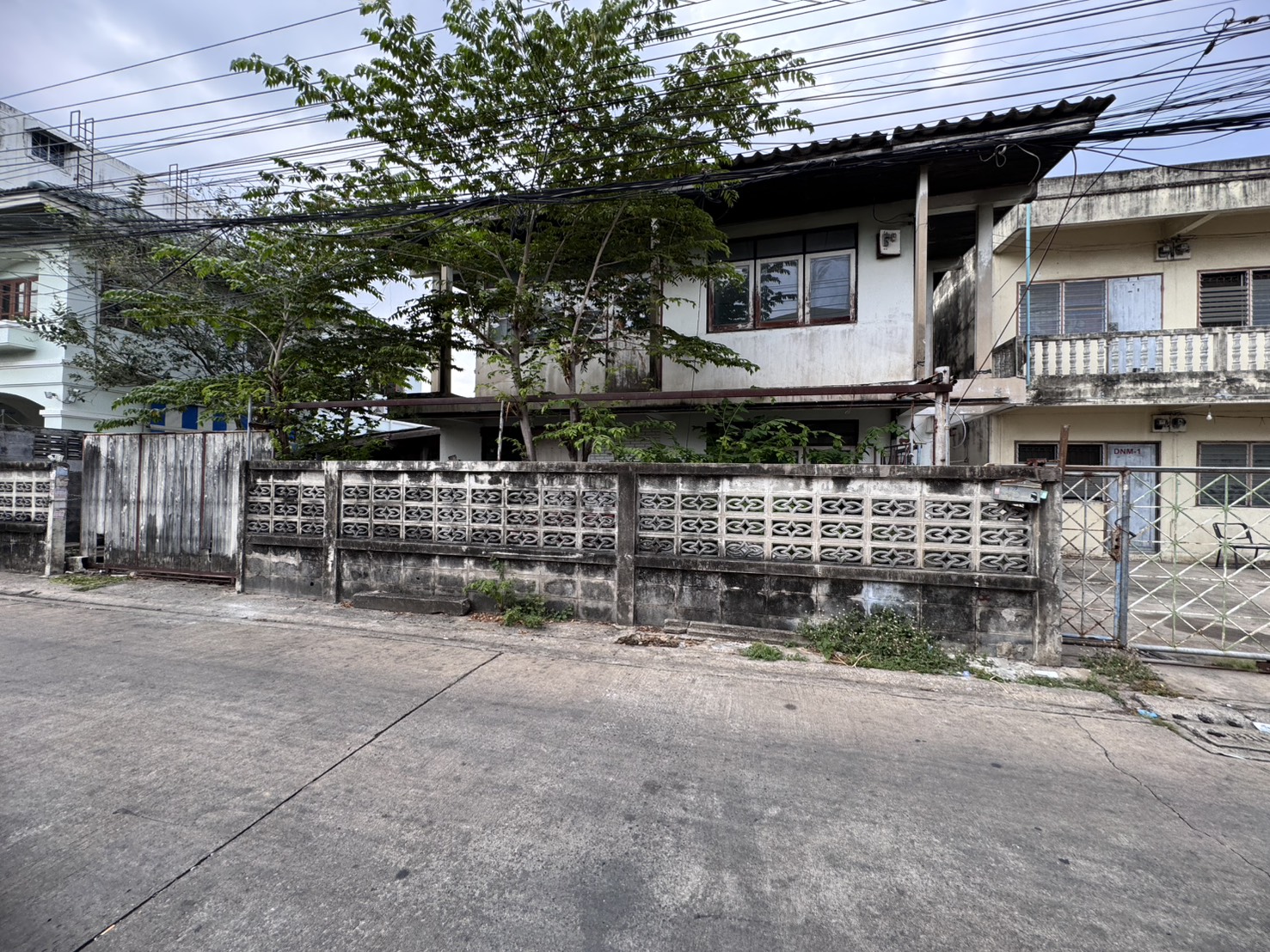 ขายบ้านเดี่ยว และหอพัก ซอยพระยาสุเรนทร์ 10 ห่างปากซอย 50 เมตร (N.1611)