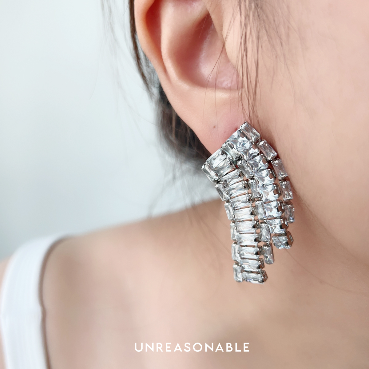 ต่างเพชร CZ สามารถปรับเป็นต่างหูหนีบ หรือก้านเงินได้ สวยใส่สบาย UA0940-01 Unreasonable Accessories