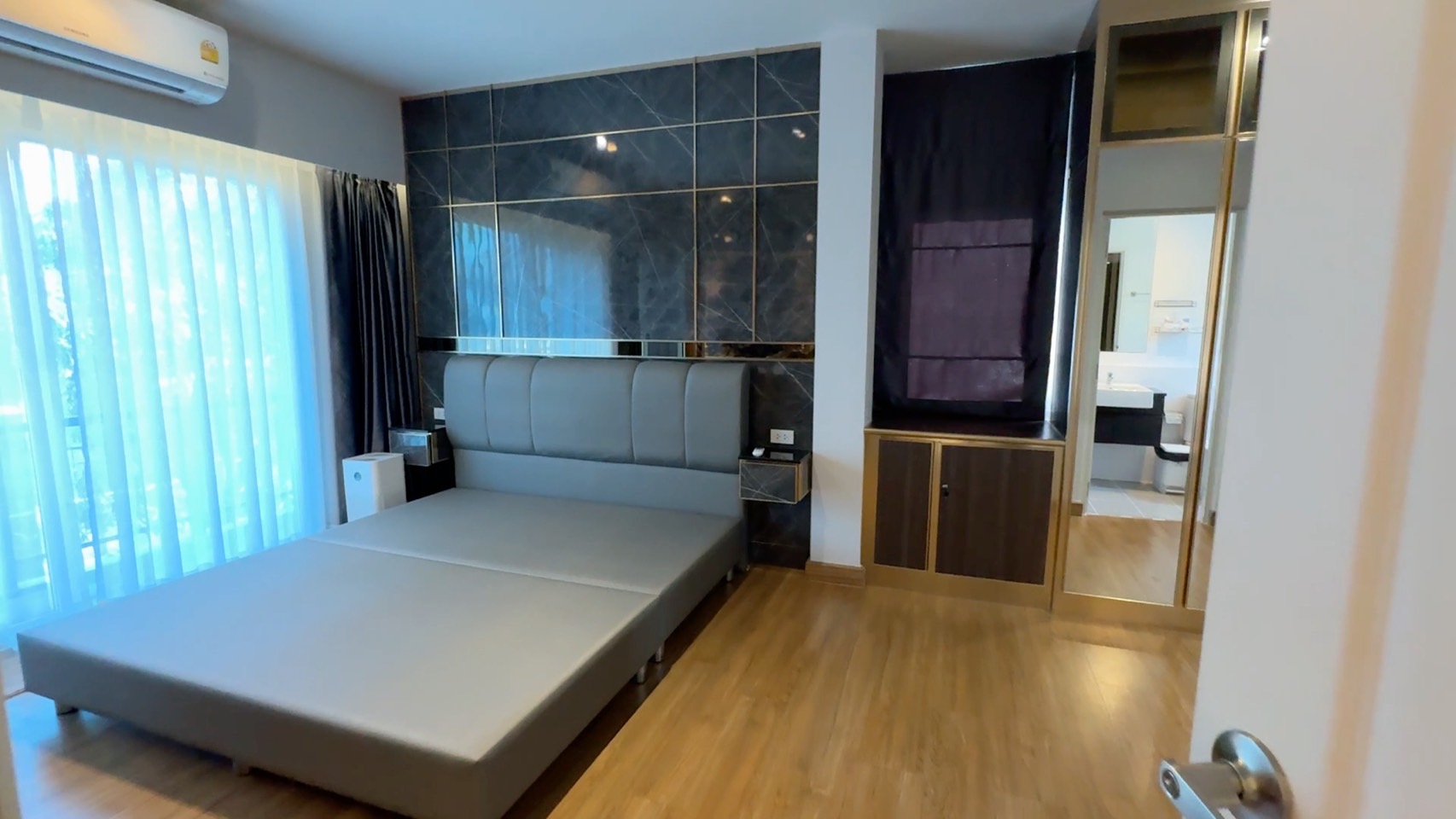 ขาย บ้านเดี่ยว 2 ชั้น พื้นที่ 55.8 ตร.ว. Centro bangna Wongwaen (หมู่บ้านเซนโทร บางนา-วงแหวน) ทำเลศักยภาพ: ตั้งอยู่ในซอยเฉลิมพระเกียรติ 30 เชื่อมต่อถนนศรีนครินทร์ บางนา และวงแหวนกาญจนาฯ ใกล้ทางด่วนบูรพาวิถี สะดวกในการเดินทางทั้งเข้าเมืองและออกนอกเมือง