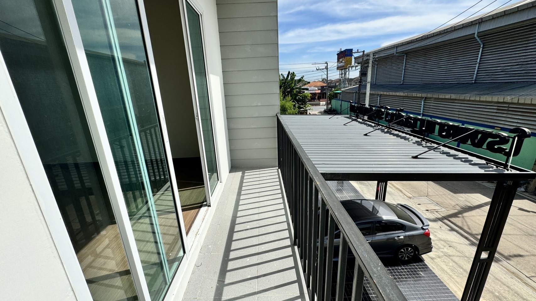 ให้เช่า/ขายอาคารพาณิชย์ตึกใหม่ (ไม่เคยอยู่) 3 ชั้น สไตล์ทาวน์โฮม ลำลูกกาคลอง 4 รังสิต ปทุมธานี ตัวอาคารเย็นสบาย - ขนาด 22.3 ตร.วา กว้าง 4 เมตร ลึก 18 เมตร - 4 ห้องนอน 3 ห้องน้ำ