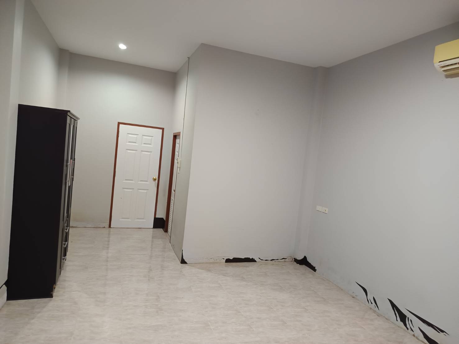 ขายบ้านเดี่ยว พฤกษาแลนด์ หนองชาก บ้านบึง ชลบุรี ราคาดีที่สุดในย่านนี้! เพียง 2.99 ล้านบาท บนพื้นที่กว้างขวางถึง 93.4 ตร.ว. ขนาด 2 ห้องนอน 2 ห้องน้ำ พร้อมห้องครัว ห้องทานข้าว และห้องรับแขก แถมเฟอร์นิเจอร์และแอร์ 2 เครื่อง จอดรถสบายๆ ได้ถึง 7 คัน! (ในบ้าน 4