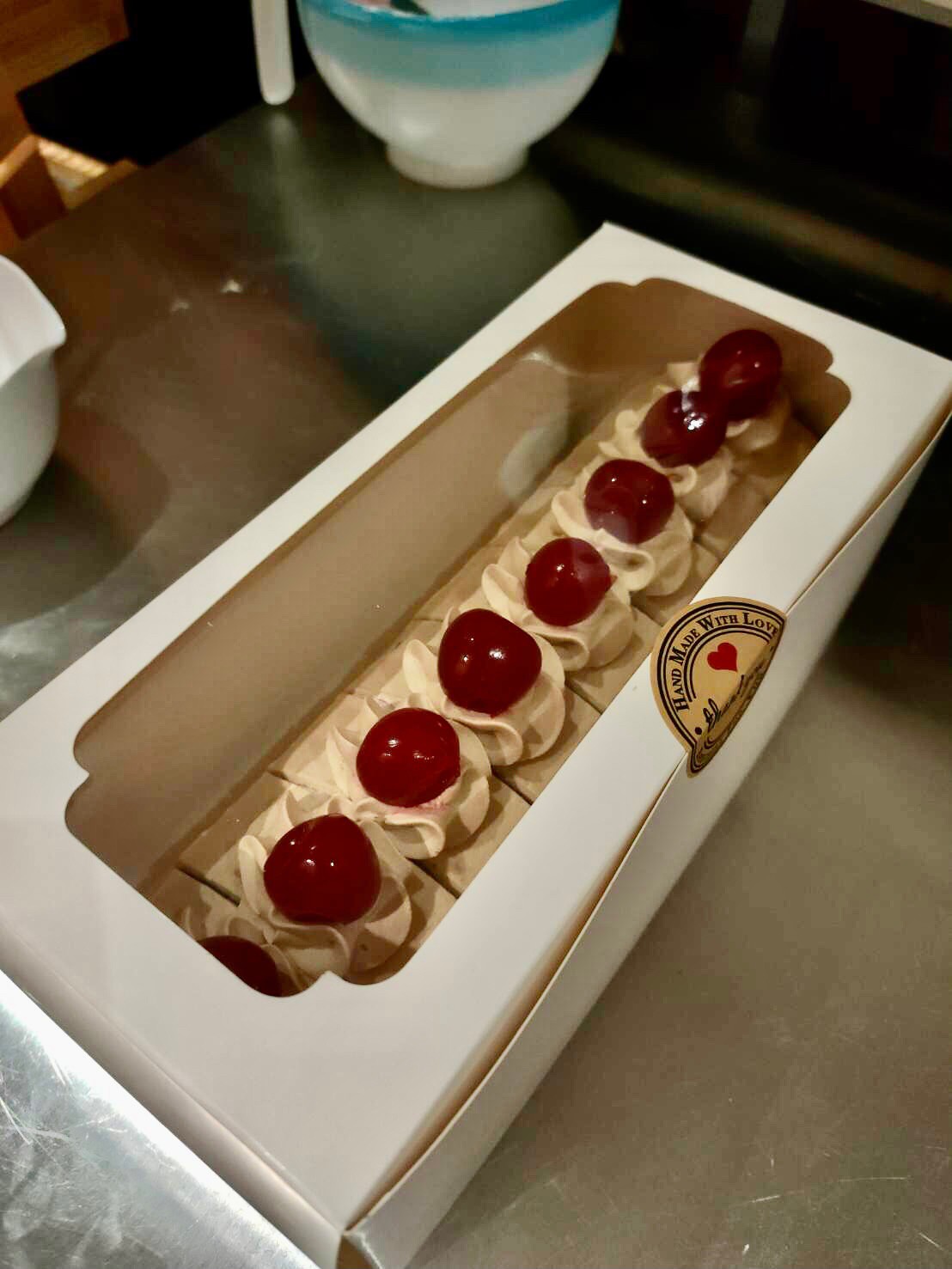 แยมโรลกาแฟ แยมโรลเนื้อกาแฟหอมนุ่ม สอดไส้ด้วยครีมสด ตกแต่งด้านนอกครีมรสกาแฟ และเชอร์รี่แดง