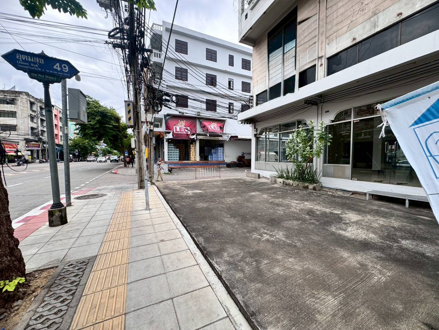 ให้เช่าอาคารพาณิชย์หลังมุม 2 คูหา 4 ชั้น ถนนอุดมสุข ทำเลดี (N.1865)