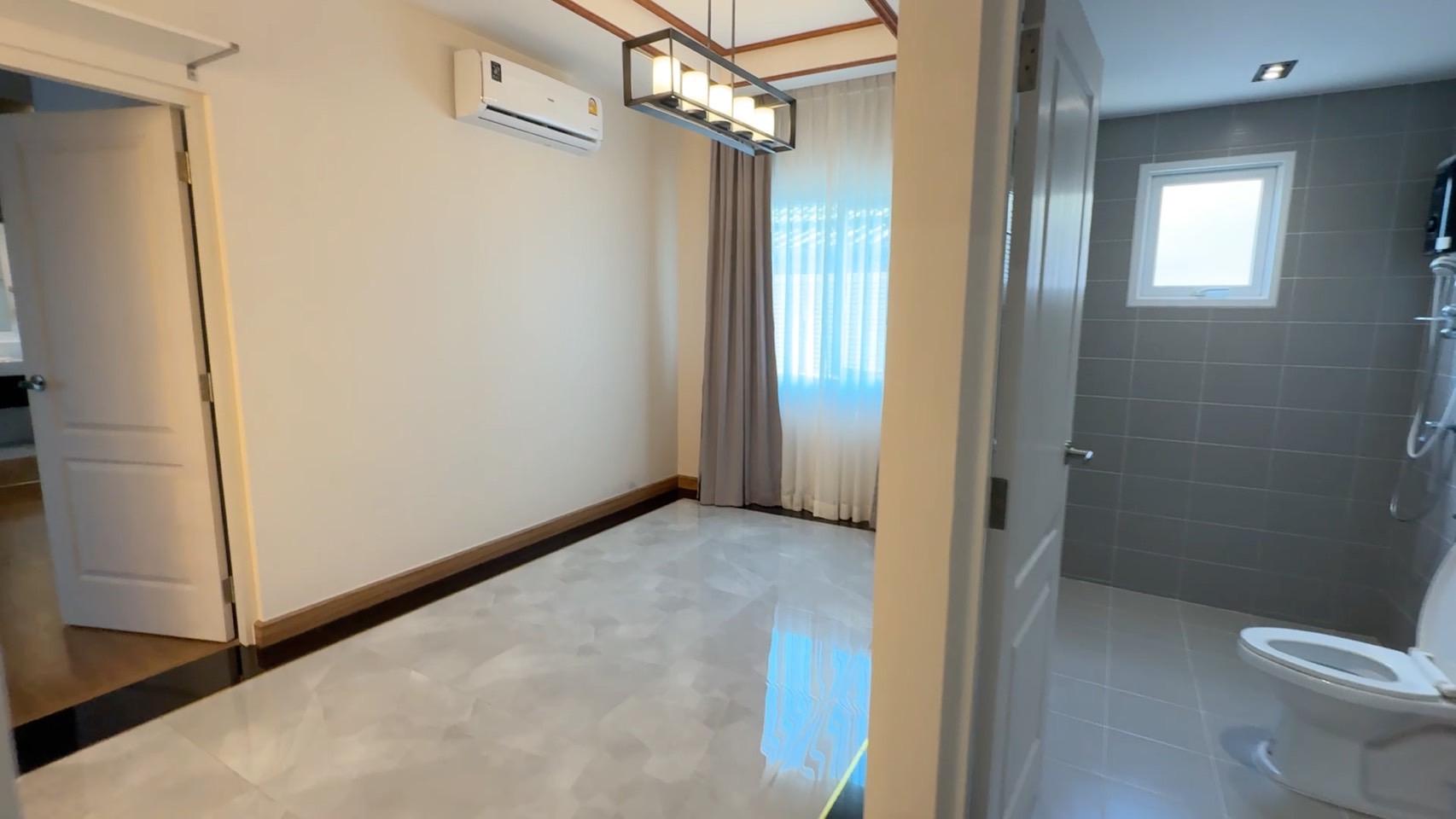 ขาย บ้านเดี่ยว 2 ชั้น พื้นที่ 55.8 ตร.ว. Centro bangna Wongwaen (หมู่บ้านเซนโทร บางนา-วงแหวน) ทำเลศักยภาพ: ตั้งอยู่ในซอยเฉลิมพระเกียรติ 30 เชื่อมต่อถนนศรีนครินทร์ บางนา และวงแหวนกาญจนาฯ ใกล้ทางด่วนบูรพาวิถี สะดวกในการเดินทางทั้งเข้าเมืองและออกนอกเมือง