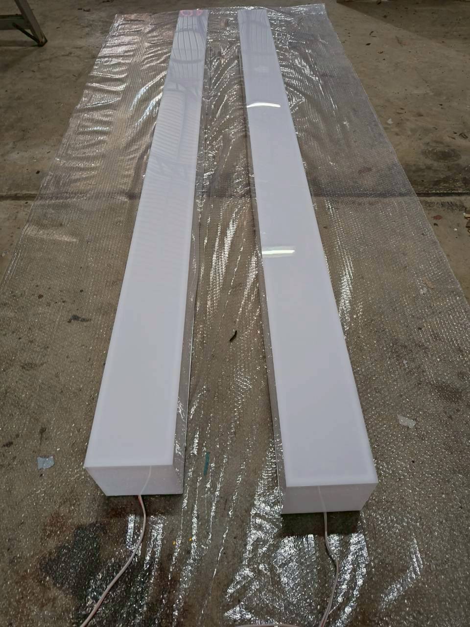 ป้ายกล่องไฟอะคริลิคแสงออกรอบตัว