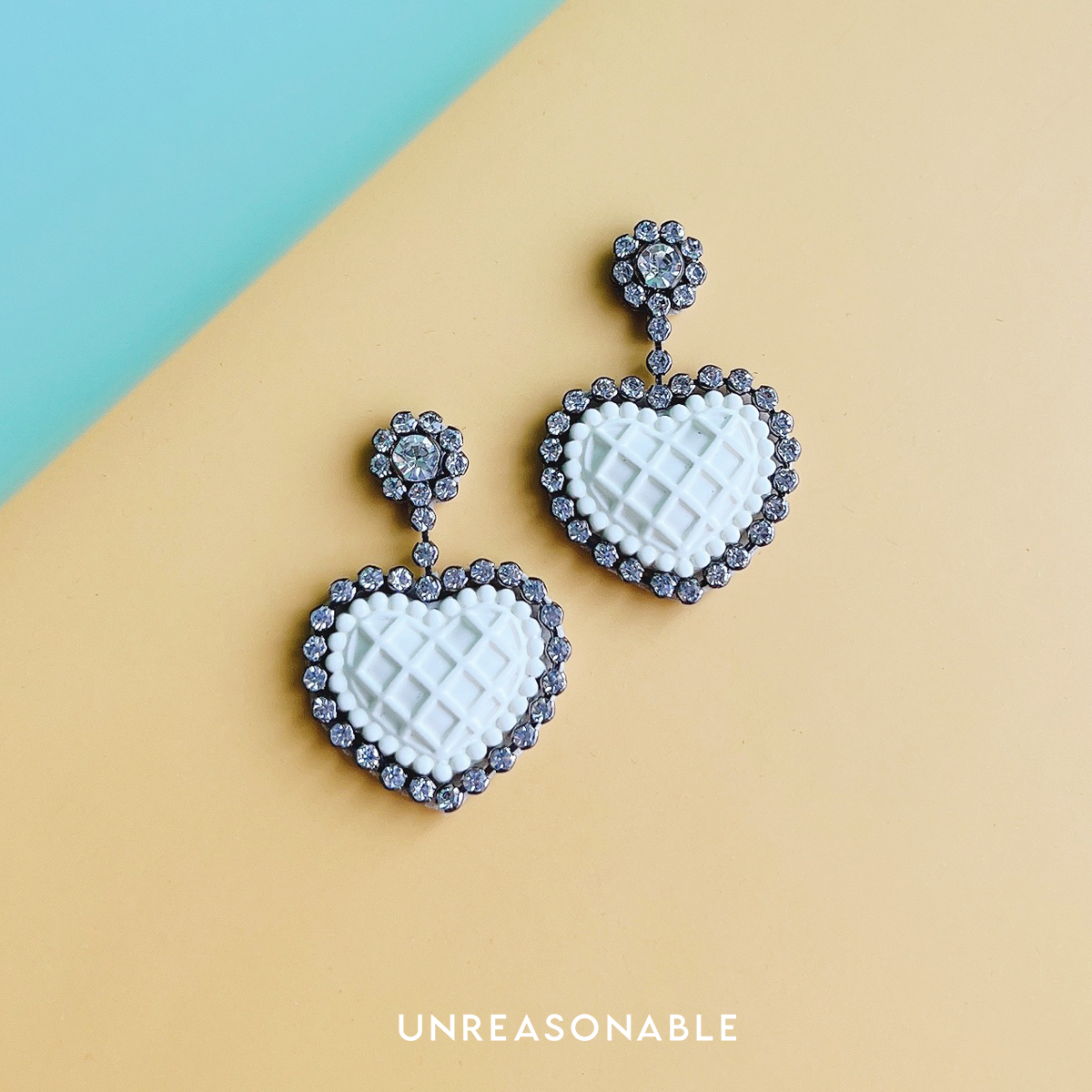 ต่างหูหัวใจ Drop Earrings สีขาว ต่างหูคลิป ต่างหูก้านเงินแท้ UA0943-04 Unreasonable Accessories