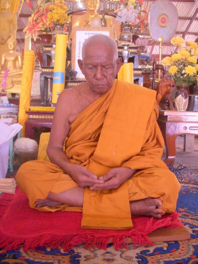 พญาครุฑ รุ่นเสาร์ 5 เนื้อนวะ หลวงปู่ผาด วัดไร่ (รุ่นสาม) จ.อ่างทอง ปี 2554